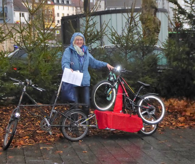 Lilo Dannert vom Helpkiosk mit der Liste von bedürftigen Kindern und dem Radtransporter