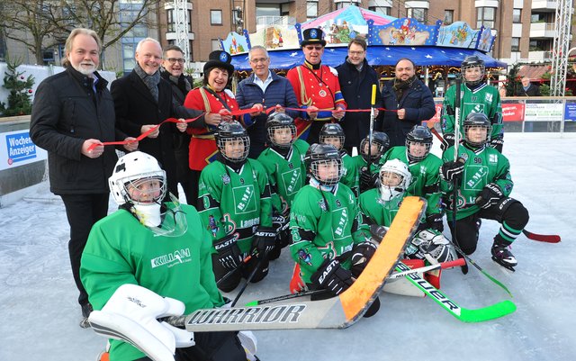 Mit dem Durchschneiden des roten Bandes gab Bürgermeister Frank Schneider zusammen mit Sponsoren und städtischen Repräsentanten die Eislaufbahn für die Öffentlichkeit frei. Der Inline-Skaterhockey-Nachwuchs der SGL Devils weihte die Bahn mit einem Show-Training ein. 
 | Foto: Michael de Clerque