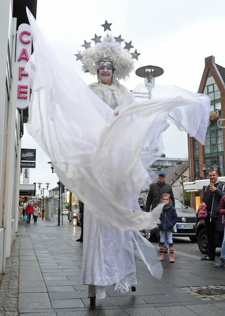 Eiskönigin Elsa zog am vergangenen Sonntag durch die Straßen der Langenfelder Innenstadt - obwohl es ihr angesichts der Temperaturen im zweistelligen Plusbereich bestimmt  ein wenig zu warm war.  | Foto: Michael de Clerque