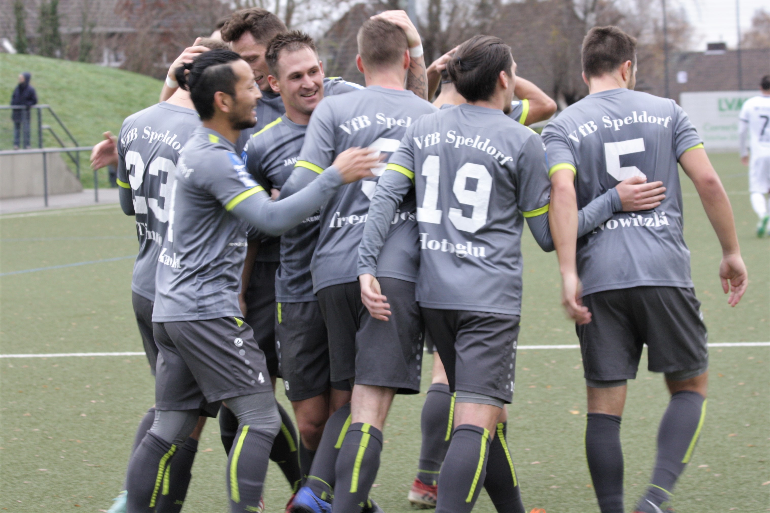 Die Speldorfer feiern den zwischenzeitlichen 1:1-Ausgleich.