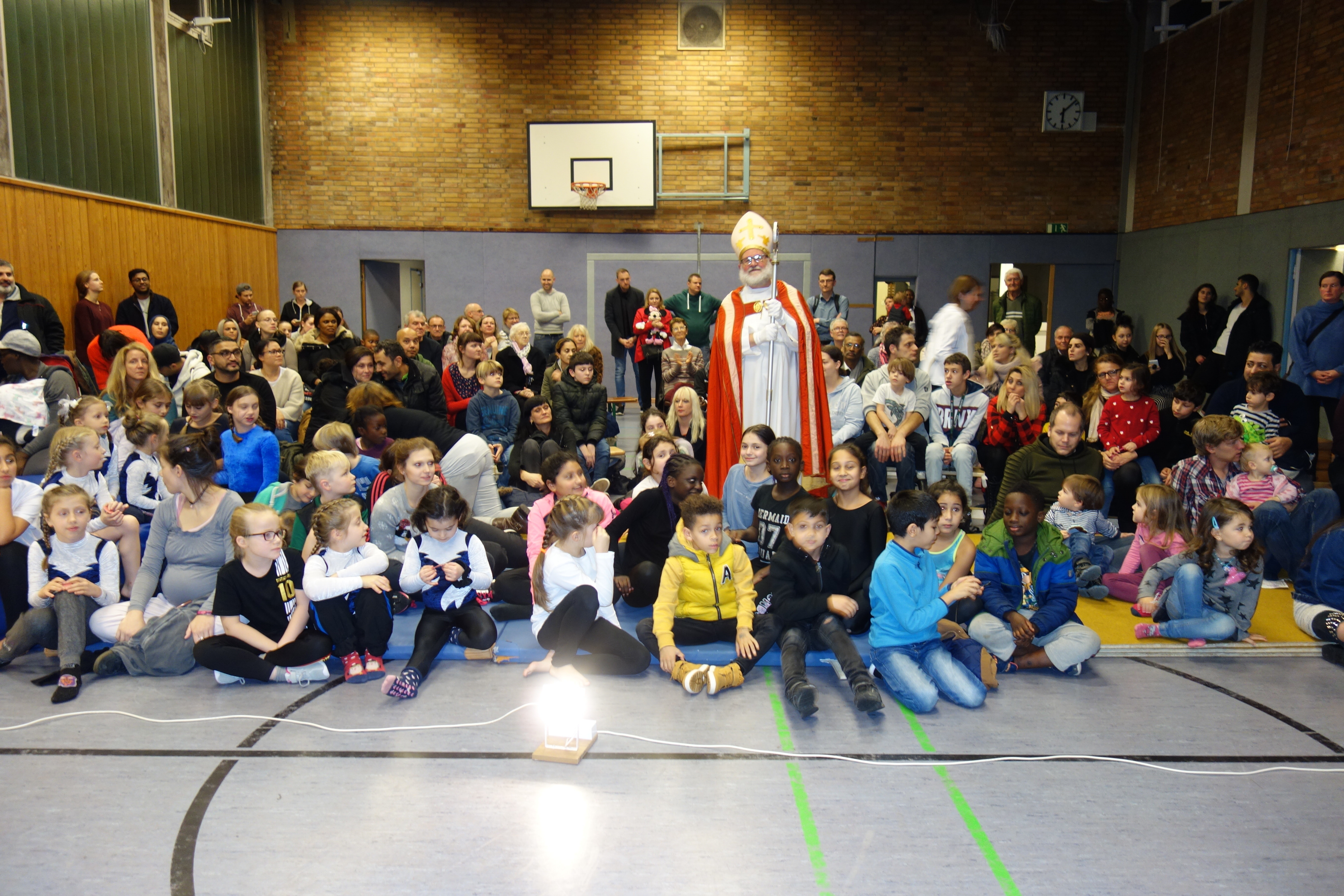 O, die Turner warten auf warme Worte vom Nikolaus.
