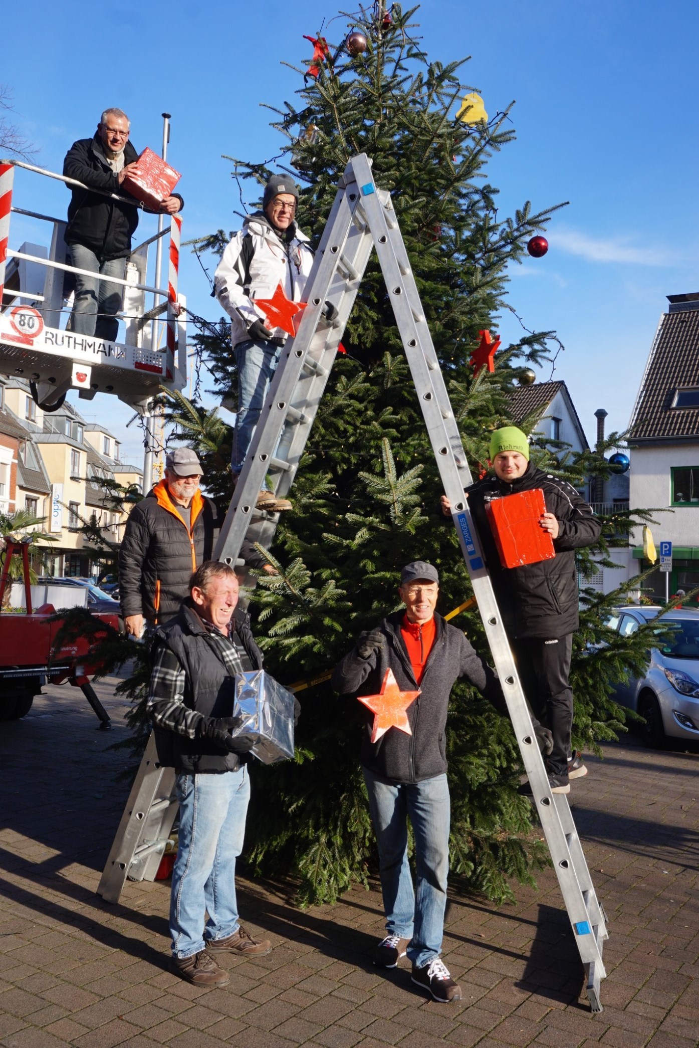 Die Turmfalken beim Schmücken des Baumes; von links oben Volker Laser, Uwe Gehlhaar; von lins unten Günter Kalla, Hans-Gerd Stoffels, Frank Mörseburg, Patrick Beilmann.