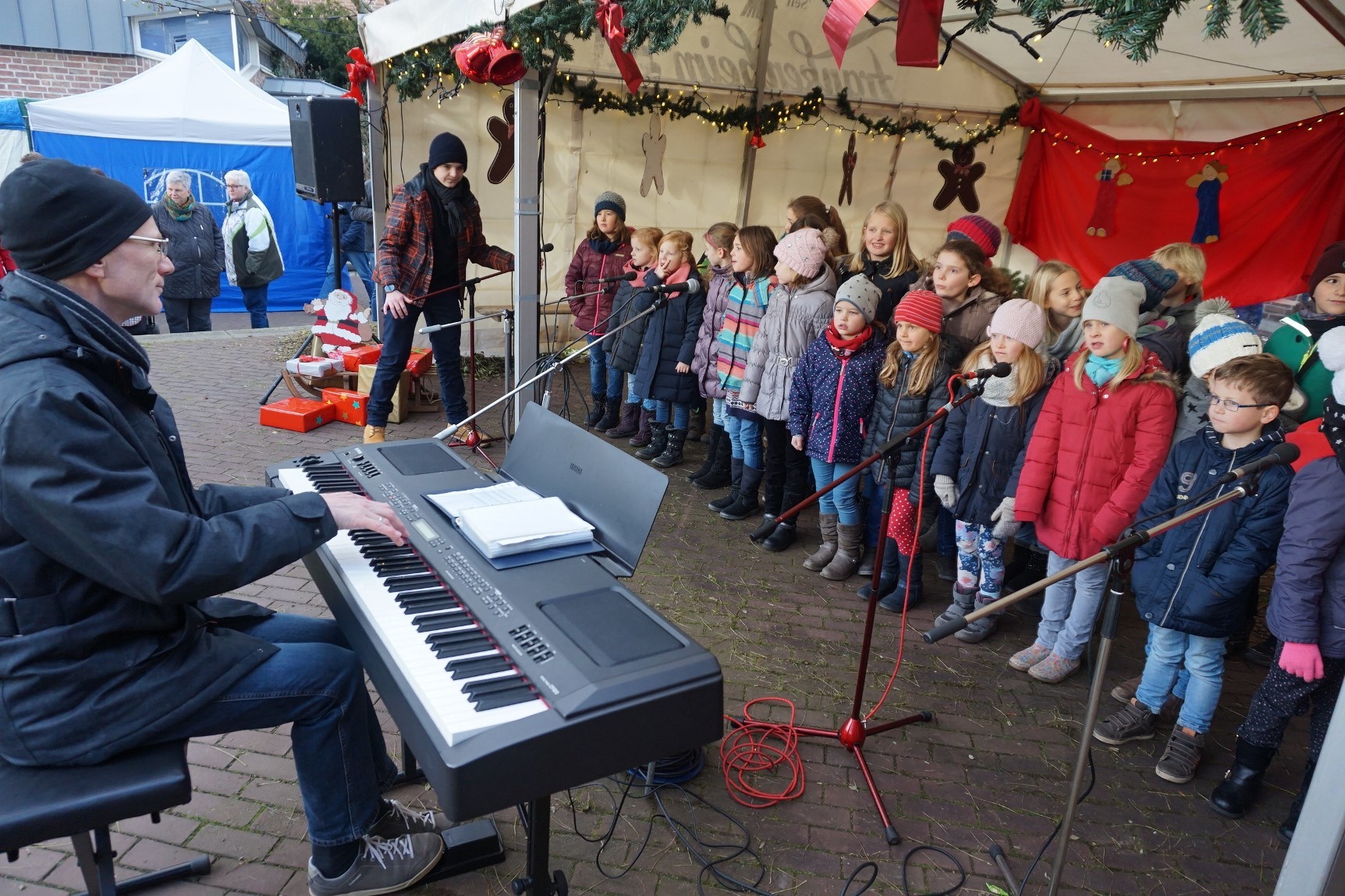 Mit viel Freude singt der Kinderchor unter Leitung von Peter Gierling Weihnachtslieder.