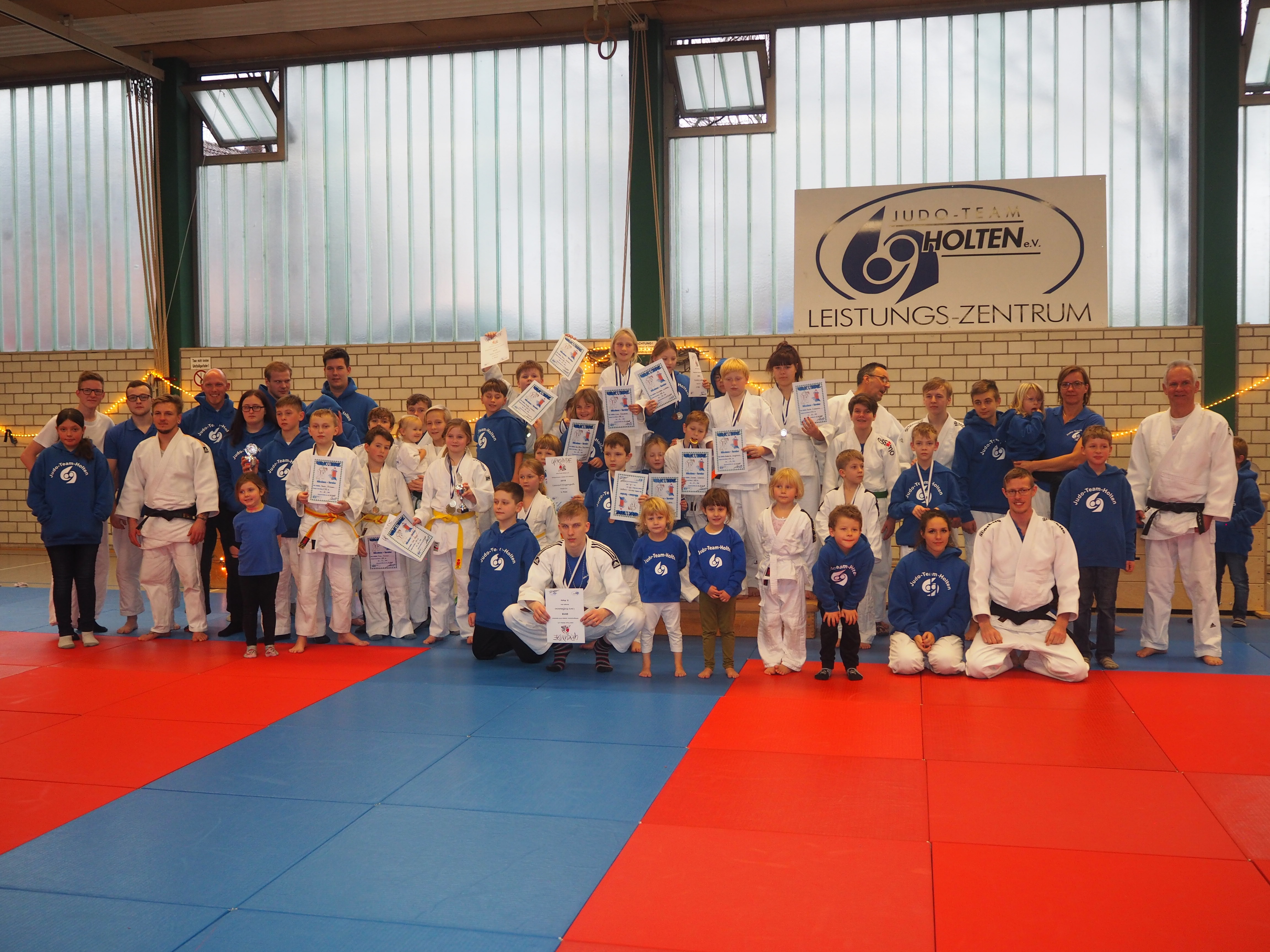 Die Kinder und Jugendlichen beendeten mit dem vereinsinternen Nikolaus-Turnier das Wettkampfjahr und freuten sich über zahlreiche Medaillen, Ehrungen und Urkunden. (Foto: Judo-Team Holten)