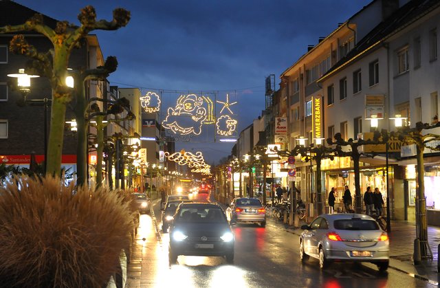 Die Weihnachtsbeleuchtung in der City ist eingeschaltet und hüllt die Innenstadt in einen stimmungsvollen Glanz. Wie hier an der Hauptstraße können sich die Bürger über unterschiedliche Motive freuen. Da macht der vorweihnachtliche Bummel gleich noch mehr Spaß.  | Foto: Michael de Clerque