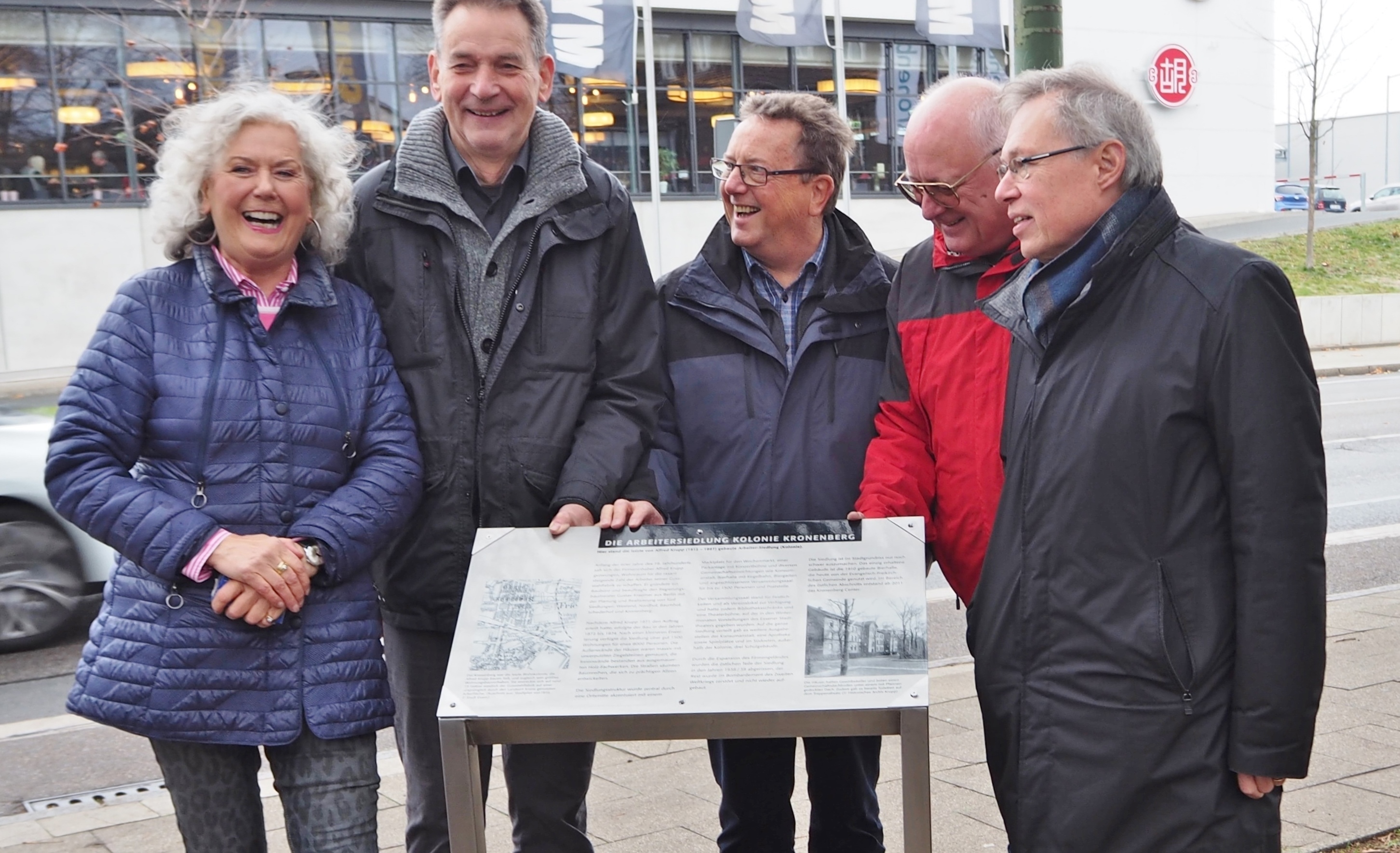 Froh über den neuen Erinnerungsort (v. links n. rechts):
Doris Eisenmenger (Bezirksvertretung III), Dr. Reinhard Mielke (Altendorfer Bürgerverein), Bezirksbürgermeister Klaus Persch, Reinhard Matten (Altendorfer Bürgerverein), Architekt Wolfgang Zimmer.