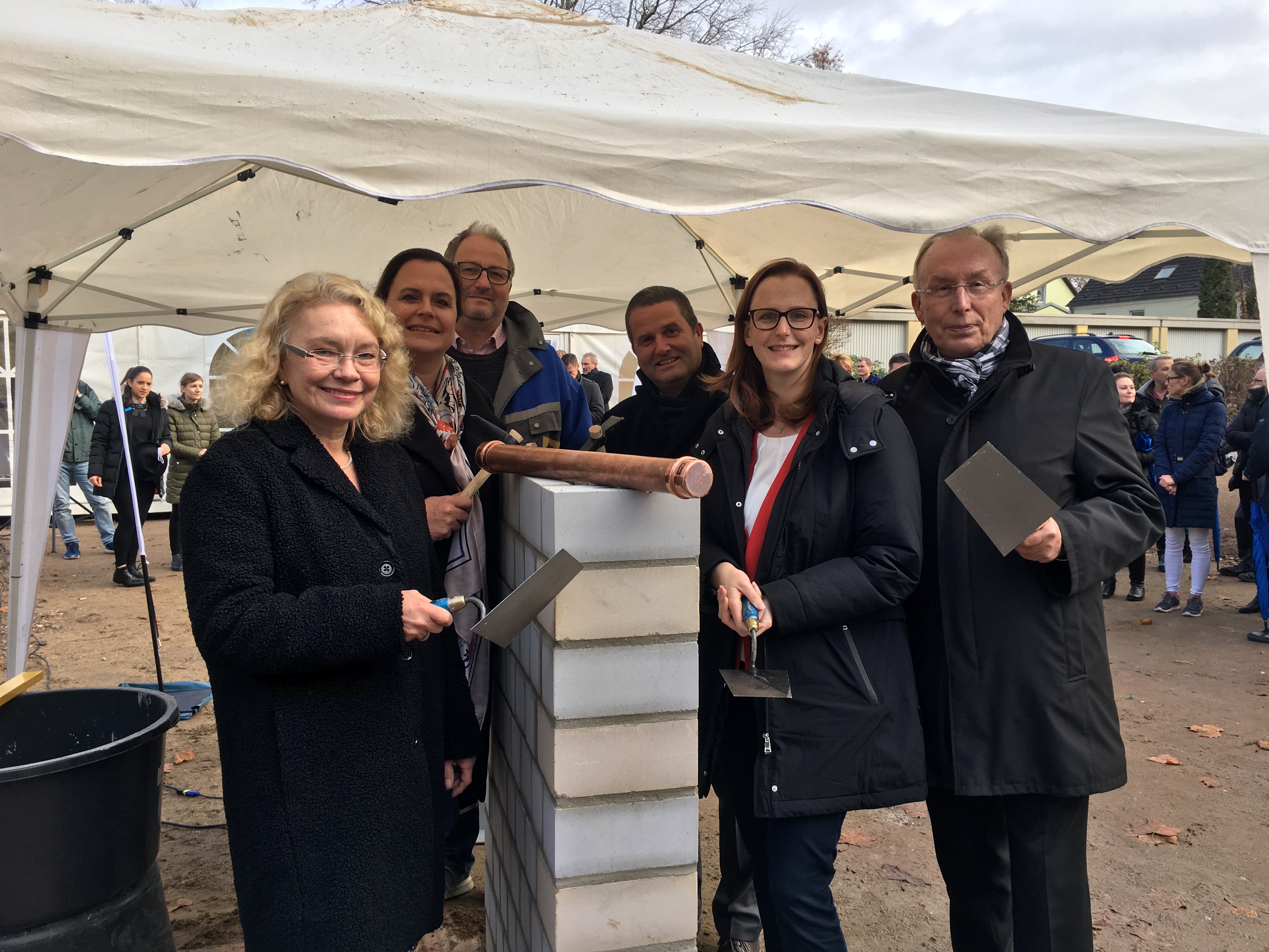 Bürgermeisterin Elisabeth Albrecht-Mainz, Andrea Farnschläder, (Geschäftsführender Vorstand DRK Oberhausen), Stephan Brun (Geschäftsführer der Gebrüder Brun Bauunternehmung GmbH), Frank Esser (Vorstandsvorsitzender Mülheimer Wohnungsbaugenossenschaft), Barbara Yeboah (Gesetzlicher Vorstand DRK Oberhausen), Theodor Damann (Aufsichtsratsvorsitzender Mülheimer Wohnungsbaugenossenschaft)
