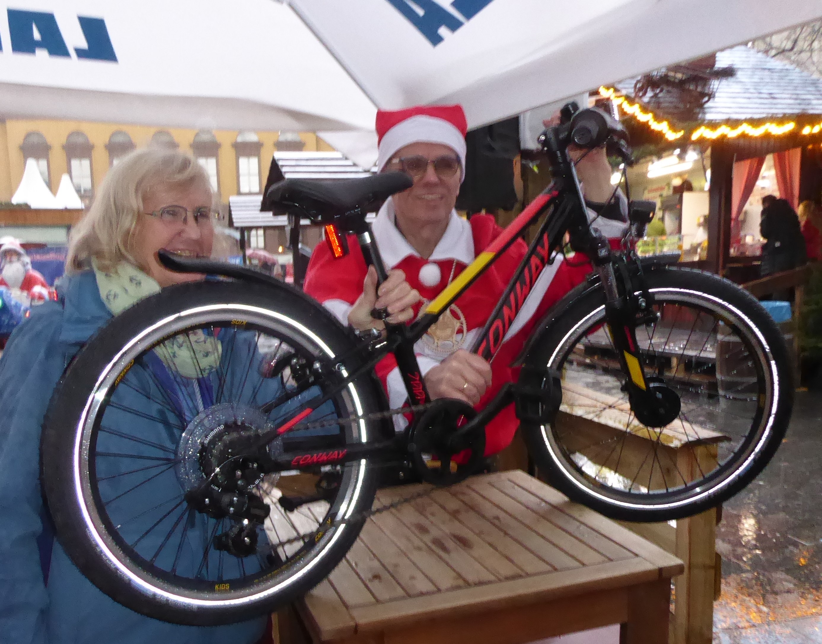 Lilo Dannert und Andreas Müller bitten auf dem Weihnachtsmarkt um gebrauchte Kinderfahrräder