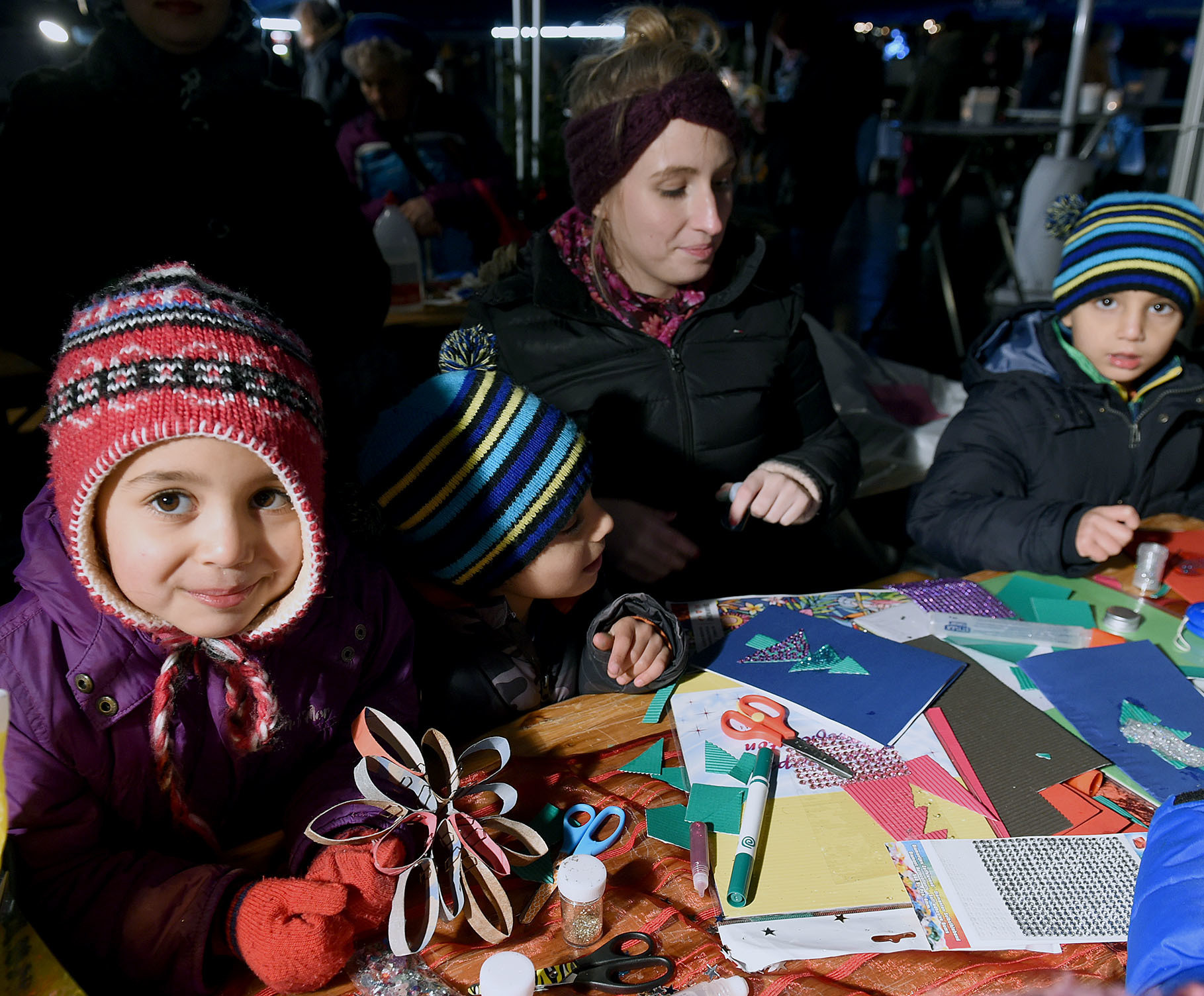 Mit viel Spaß dabei: Bei Altendorfer Weihnachtsmarkt darf auch gebastelt werden.