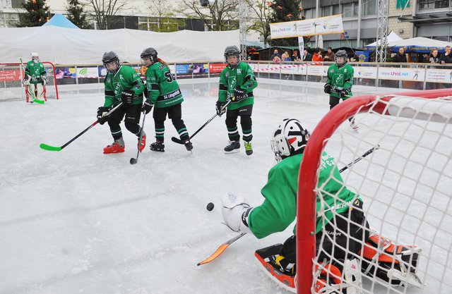 Der Inline-Skaterhockey-Nachwuchs der SGL Devils weihte die Eislaufbahn mit einem Show-Training ein. 
 | Foto: Eiskönigin Elsa zog am vergangenen Sonntag durch die Straßen der Langenfelder Innenstadt - obwohl es ihr angesichts der Temperaturen im zweistelligen Plusbereich bestimmt  ein wenig zu warm war. 