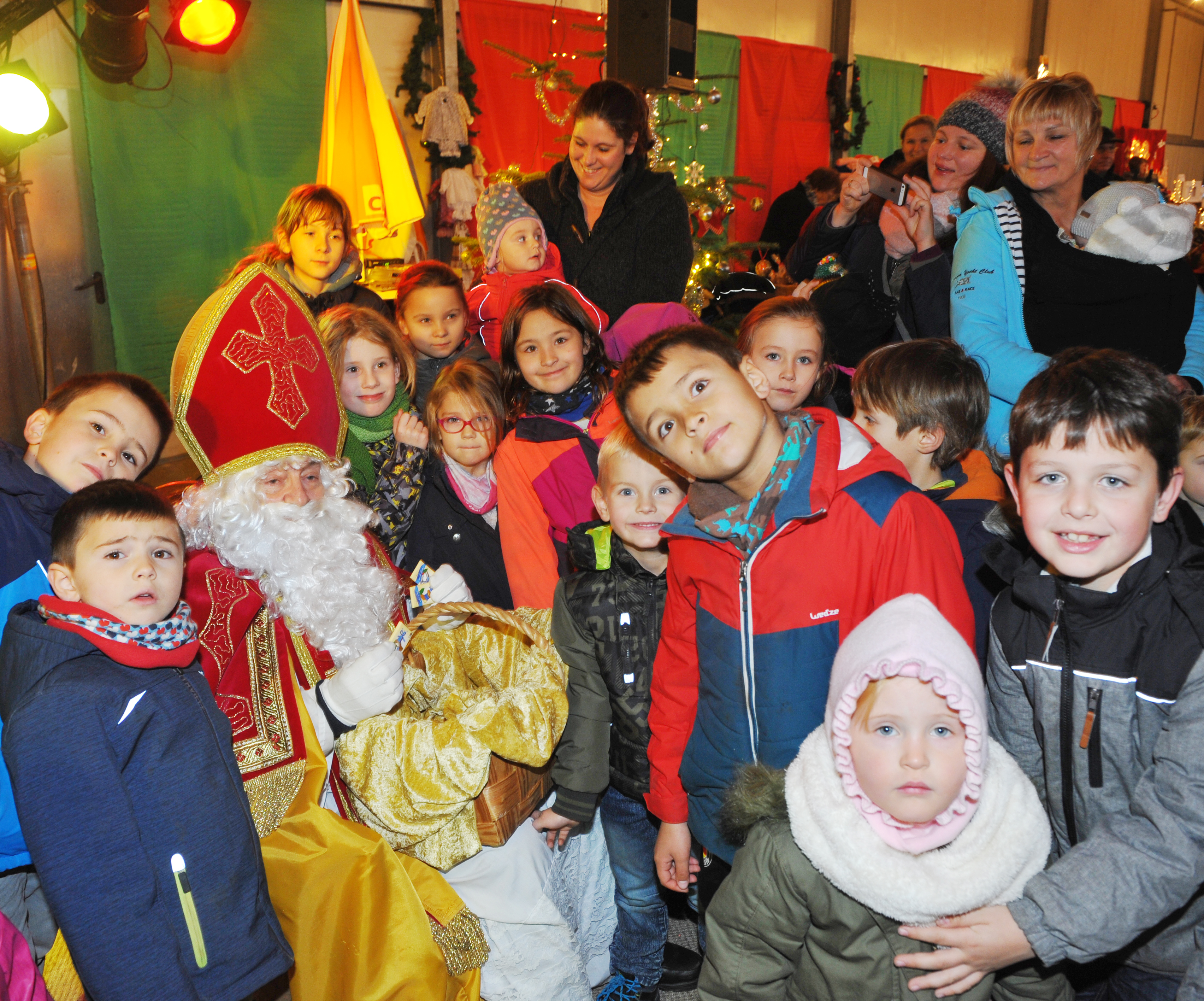 Der Nikolaus schaute auf dem Weihnachtsmarkt der Immigrather CDU in der Scheune des Bauernhofes Aschenbroich an beiden Tagen vorbei.