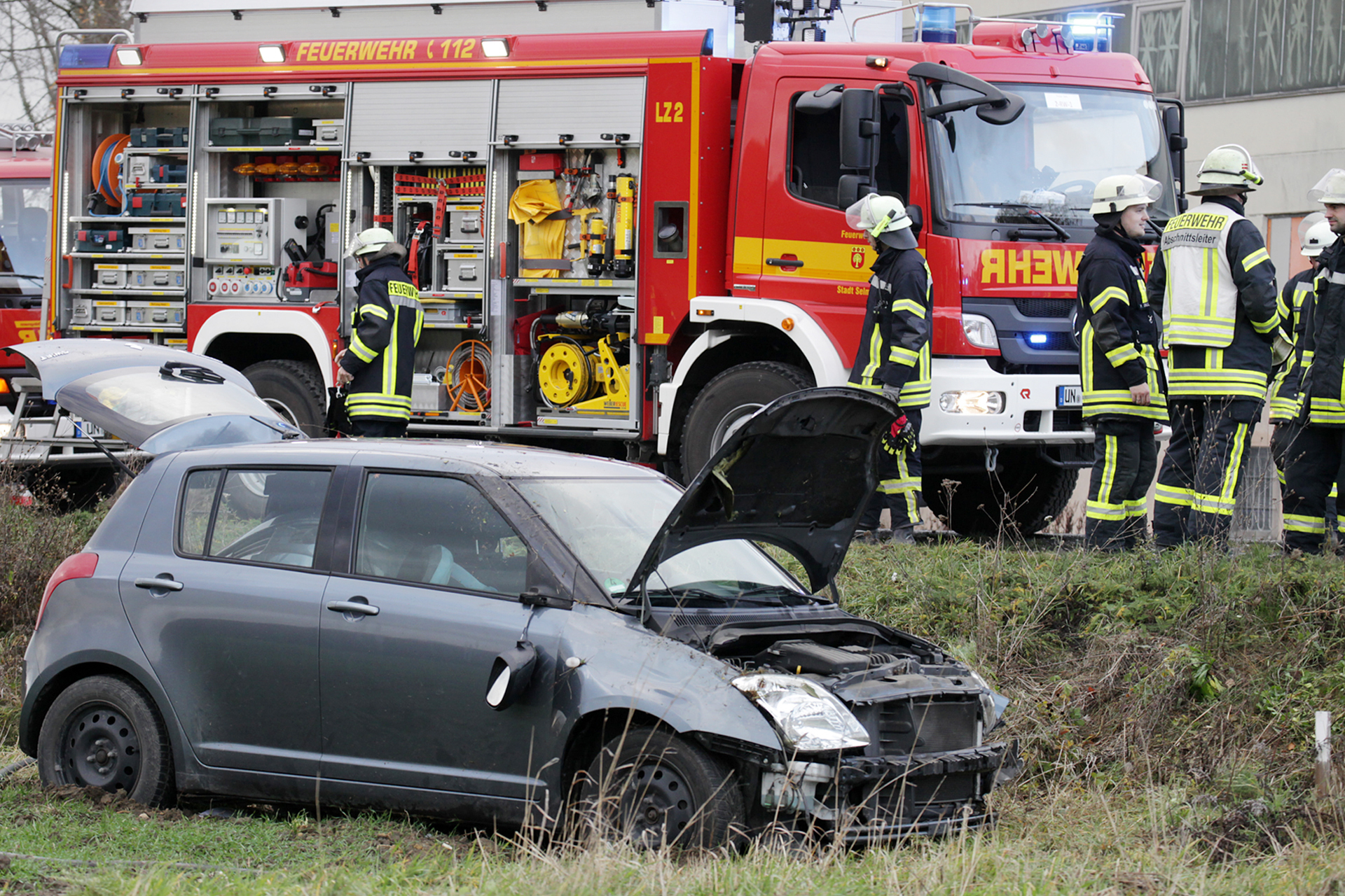 Feuerwehrleute drehten den Wagen nach dem Unfall wieder zurück auf die Räder.