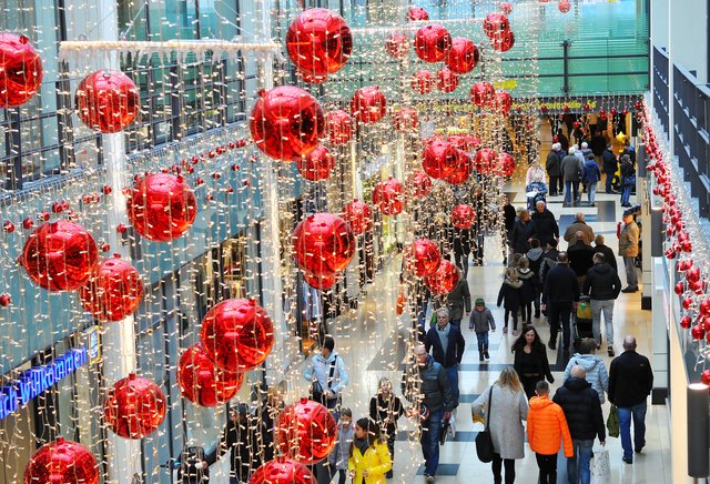 Shopping-Spaß im Lichterglanz. Die Weihnachtsdeko der Stadtgalerie ist sehenswert.   | Foto: Michael de Clerque