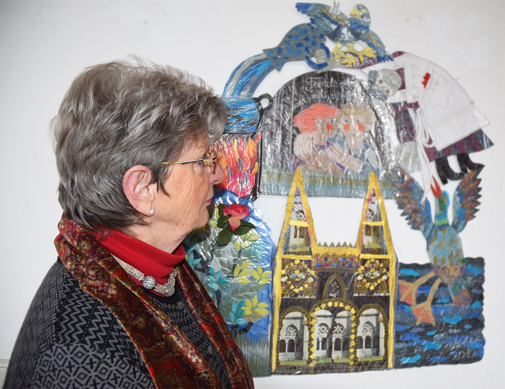 Die farbenprächtigen Märchen-Bilder der Neusser Künstlerin Ursula Küppers sind ein Teil der diesjährigen Jahresausstellung des Kultur-Historischen Vereins Borbeck in der Alten Cuesterey.