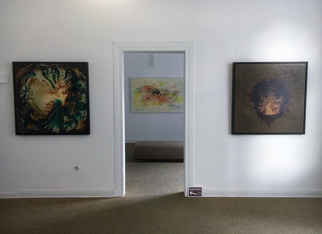 Mülheimer Künstlerbund veranstaltet bis 19.01.2019 ACCROCHAGE in der RUHR GALLERY - hier Arbeiten von Hans Arts (vorne) und Manfred Dahmen (hinten)