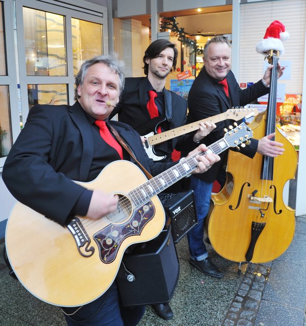 Die Gruppe "Traveling Voices" sorgte mit Weihnachtshits im neuen Gewand für die passende Stimmung | Foto: Michael de Clerque