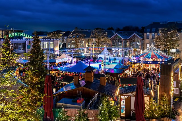 Ein Blick auf das idyllische Langenfelder Weihnachtsdorf im Herzen der Stadt. Hier können Jung und Alt sich so richtig auf die Adventszeit einstimmen - Glühwein und weitere vorweihnachtliche Spezialitäten genießen sowie die ein oder andere Runde auf der Open-Air-Eislaufbahn drehen.  | Foto: Stefan Pollmanns