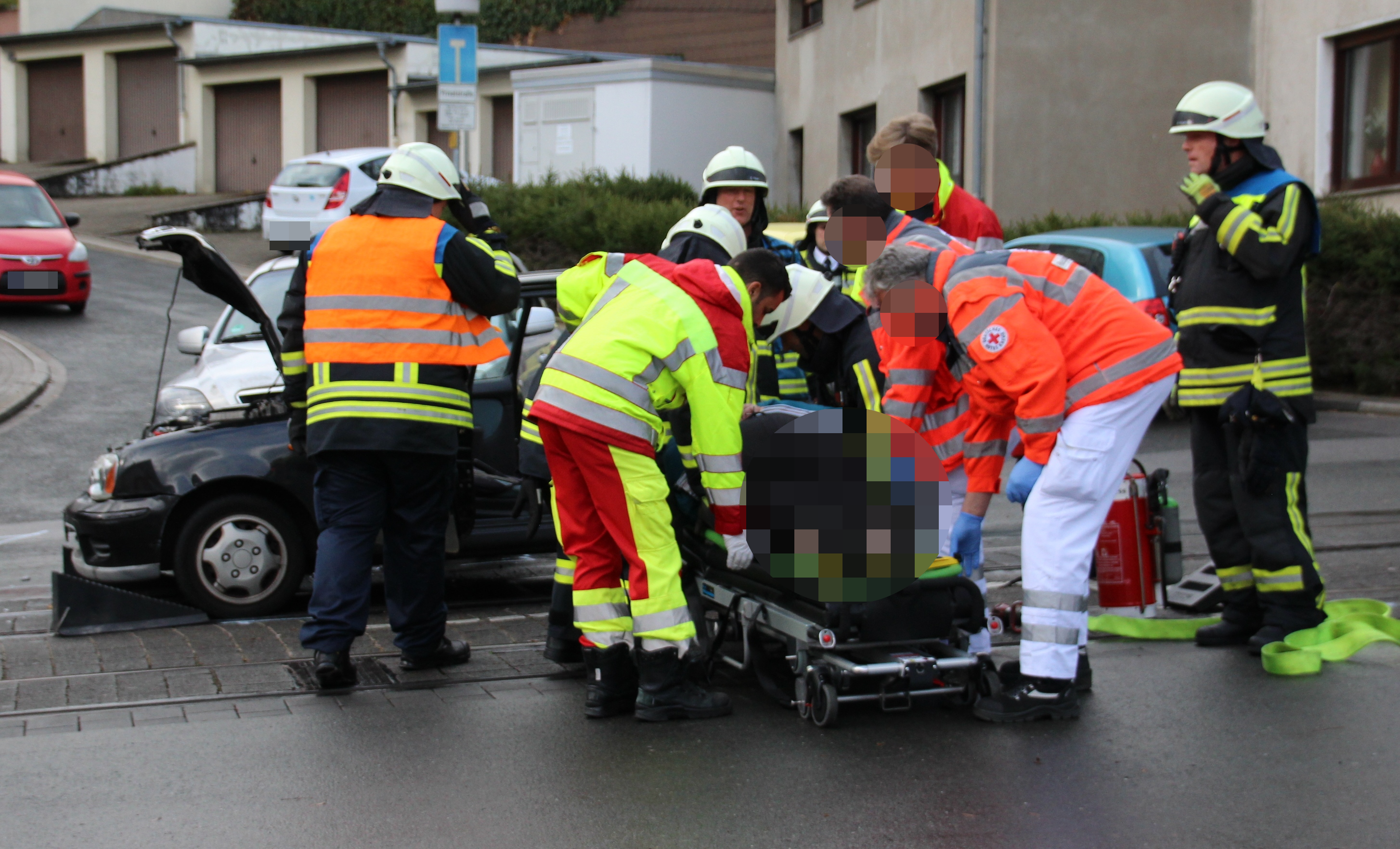 Die Rettungsexperten haben den verletzten Autofahrer unter Anleitung des Notarztes aus dem PKW gehoben.