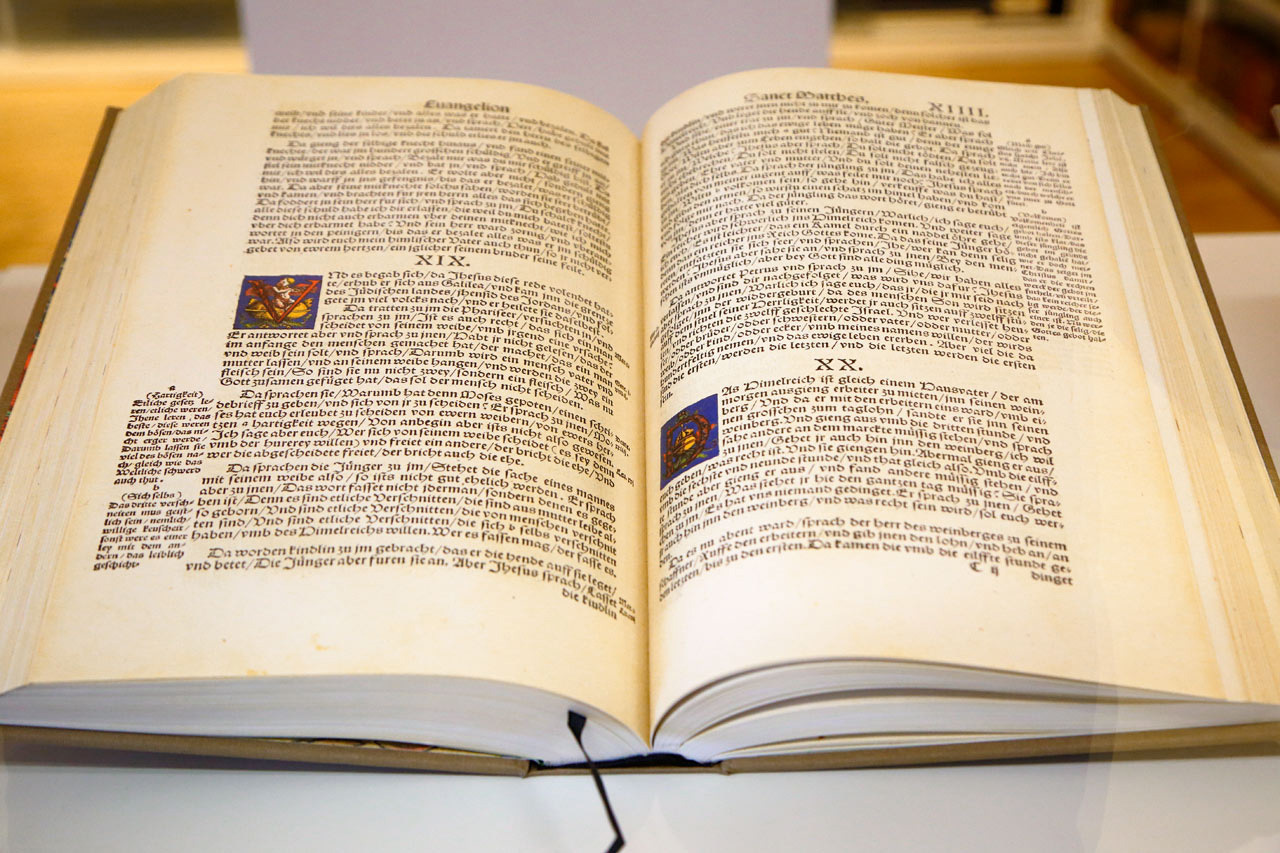 Zur historischen Buchsammlung der Stadtbibliothek gehört auch das Faksimile der „Biblia: Die Luther-Bibel von 1534“.