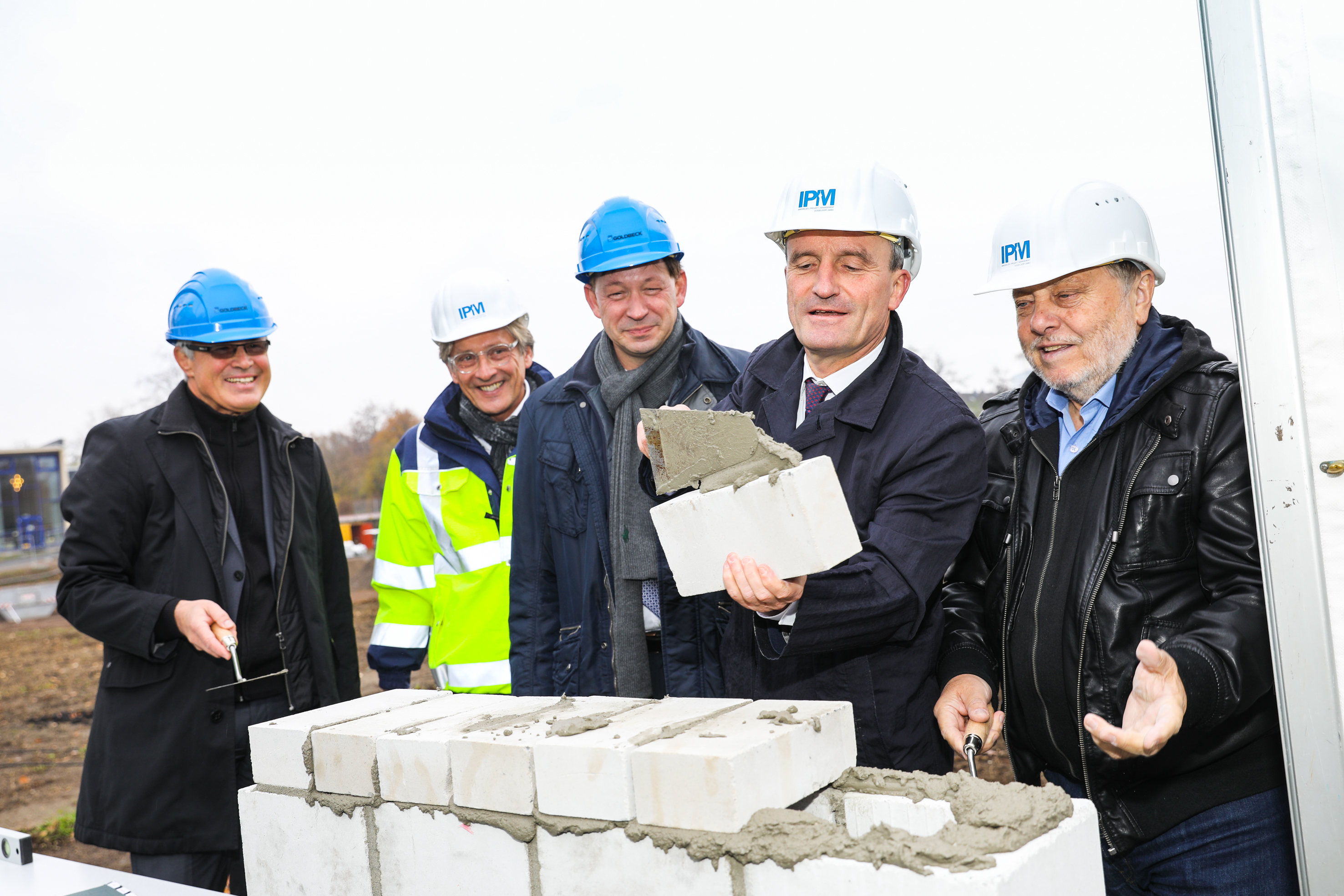 Grundsteinlegung für die neue Realschule Golzheim mit (v.l.): Bauunternehmer Dr. Michael Burkhardt, IPM-Geschäftsführer Dr. Heinrich Labbert, Stadtdirektor Burkhard Hintzsche, OB Thomas Geisel und Bürgermeister Wolfgang Scheffler
