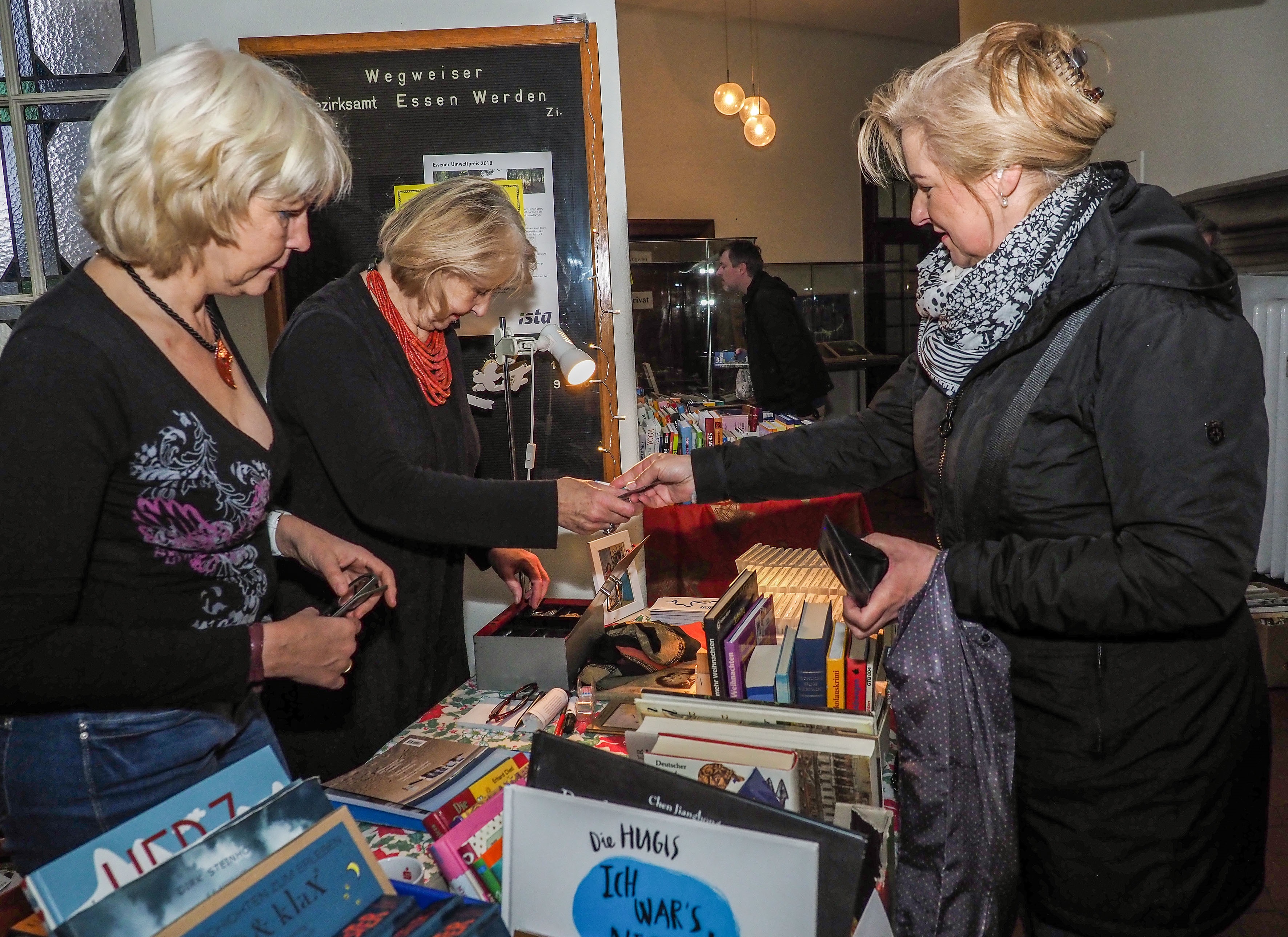 Heike Jütting und Hanne Möhring verkauften Bücher für den guten Zweck.
Foto: Gohl