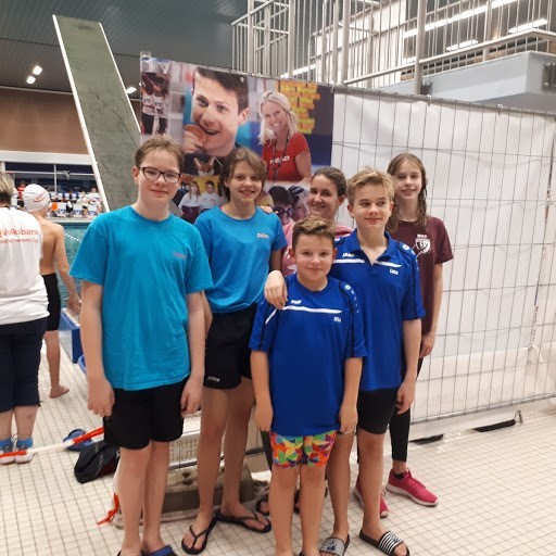 Gute Zeiten und das tolle Programm rund um den Volksbank Jugend-Cup in Gladbeck sorgten beim Team des SV Delphin Dorsten für gute Laune: v.l. Tobias Reese, Jolina Annabel Schulte-Bockholt, Merle Wacke, Nele Hutmacher, vorne Mika-Henri Kleerbaum (links) und Luca Schoppen.