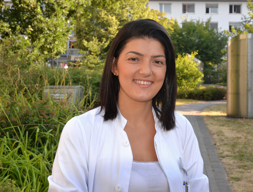 Dr. Ebru Yildiz, Oberärztin und Transplantationsbeauftragte des Universitätsklinikums Essen, erläutert die Abläufe bei einer Organspende.
