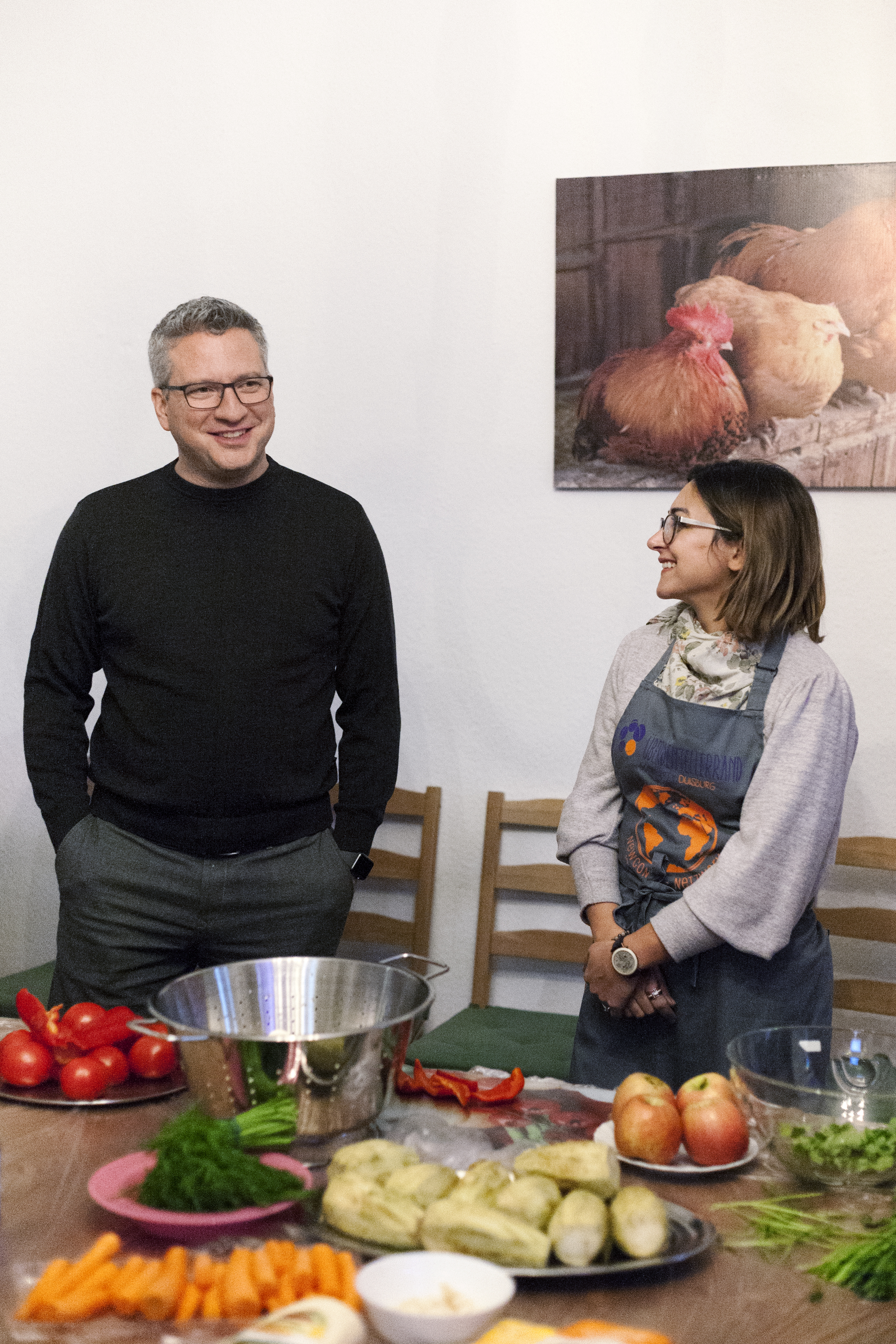 Philipp Thelen, Geschäftsführer der AWO-Integrationsagentur, und Mitarbeiterin Farnaz Rahmani freuen sich über das gelungene Treffen.