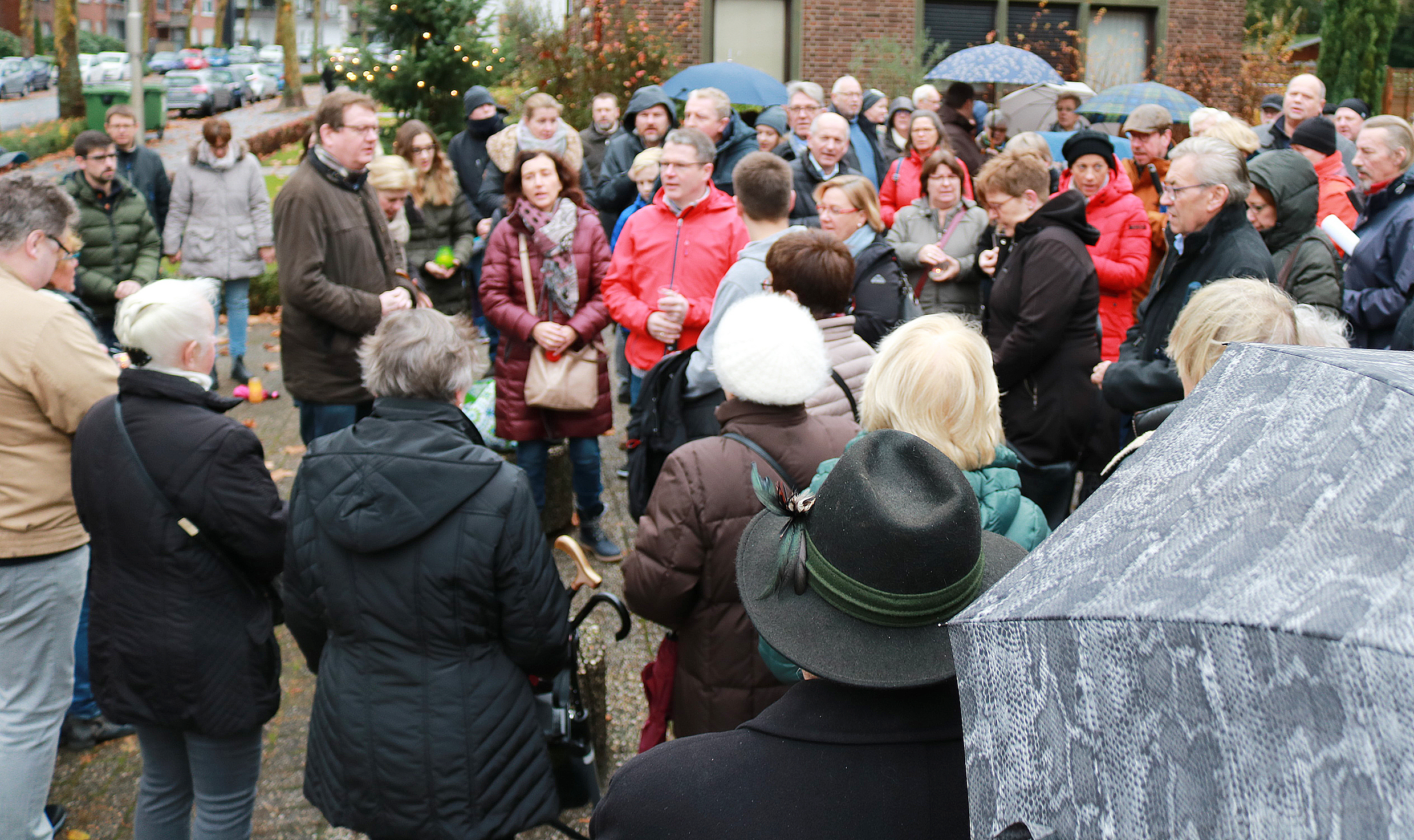 Trotz des äußerst widrigen Wetters fanden sich am 1. Adventssonntag viele Menschen vor der Kirche "St. Johannes" ein, um zu beten und zu singen.