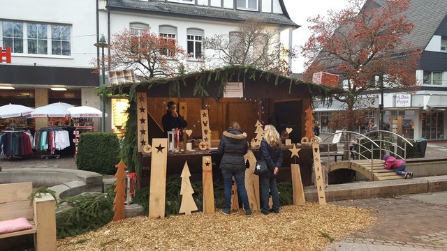 Die geschmückten Hütten sorgen für weihnachtliches Ambiente.