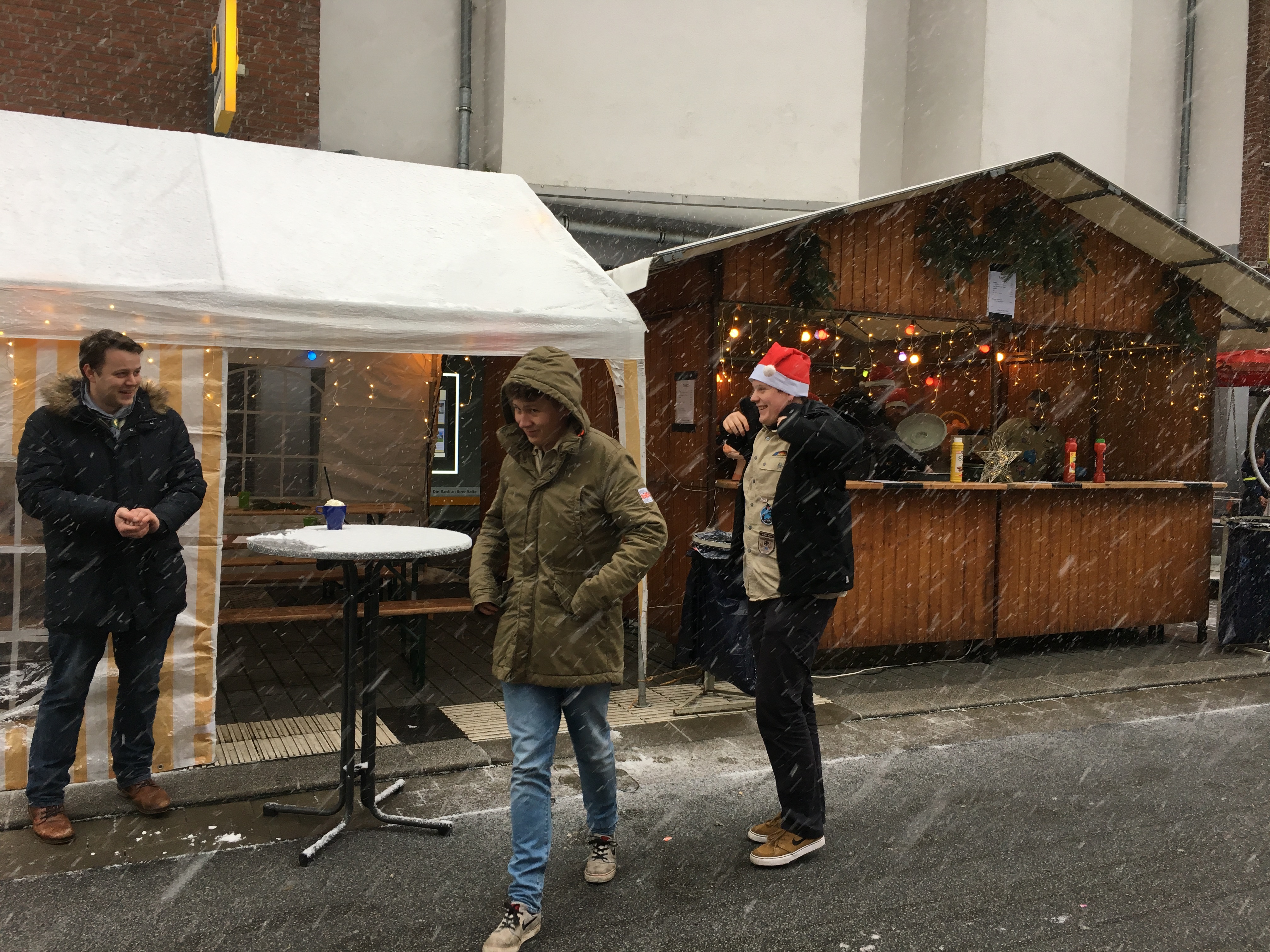 Stand der Pfadfinder auf dem Weihnachtsmarkt auf Kaiserstraße in Wetter (Ruhr) im letzten Jahr