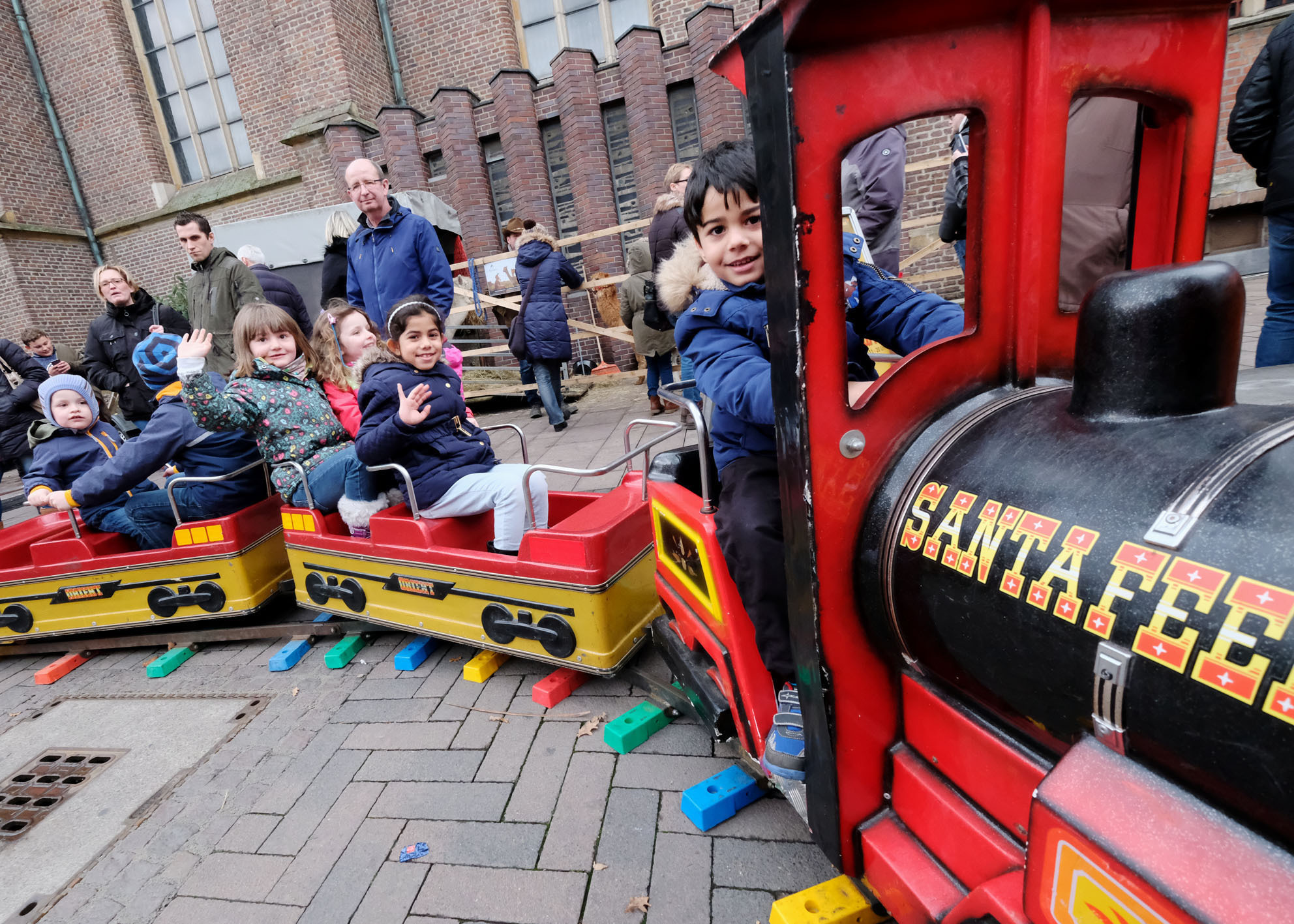 Kinder können sich nicht allein aufs Märchenzelt freuen: Auch der Weihnachtsexpress rollt wieder,