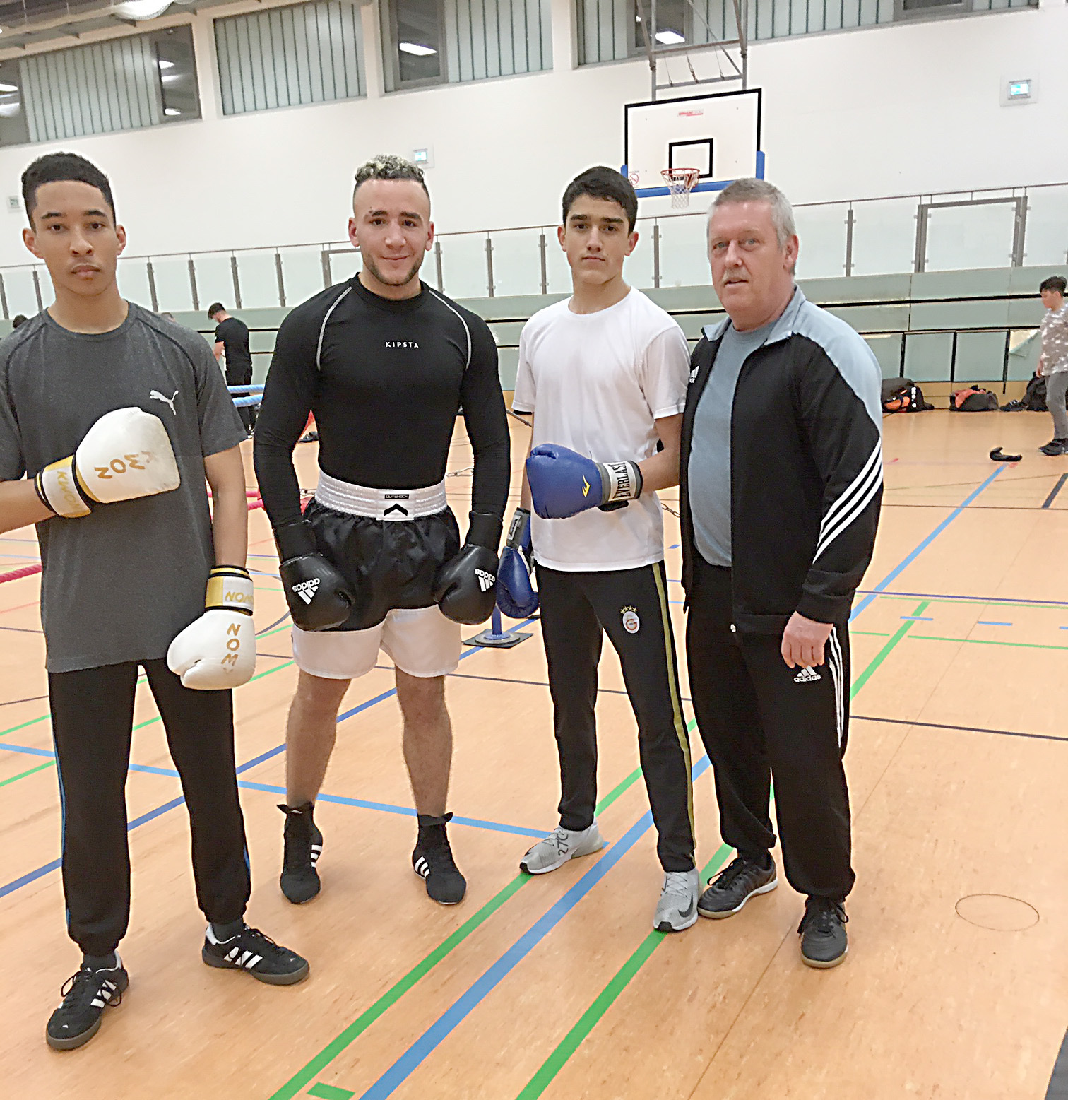Boxen für den guten Zweck beim Finale der Kreismeisterschaften Rhein Ruhr Wupper: Eric Palmer, 66 kg Junior, Houari Doukhana, Männer bis 91 kg und Mohammed Elestir, 60 kg Junior, mit Trainer Uwe Ottehenning (v.l.). Außerdem tritt noch Griogriy Debiyan, Männer 75 kg, an.
