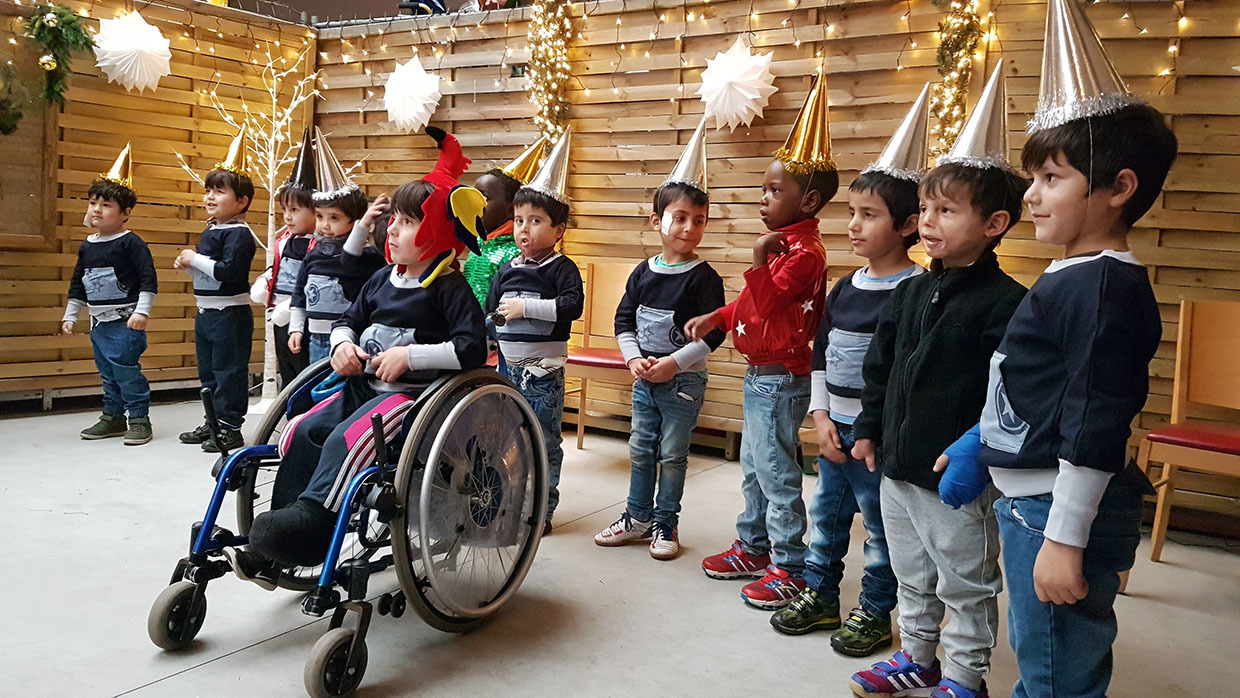 Friedensdorf-Kinder eröffnen den Adventbasar.