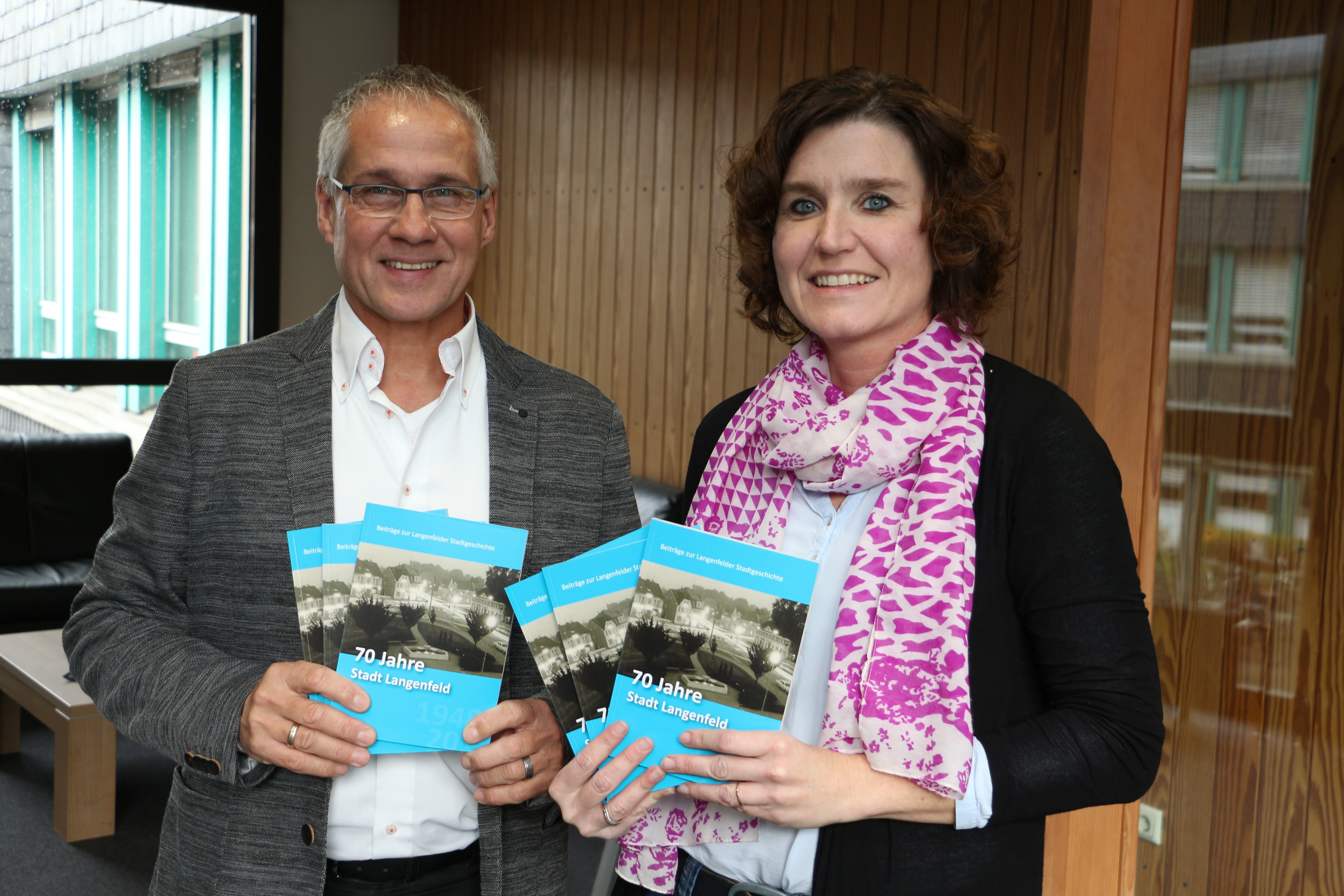 Dr. Hella-Sabrina Lange und Bürgermeister Frank Schneider stellen den ersten Band vor. Der widmet sich auf 116 farbigen Seiten im handlichen A5-Format der unmittelbaren Nachkriegszeit und der Stadtwerdung im Jahr 1948.