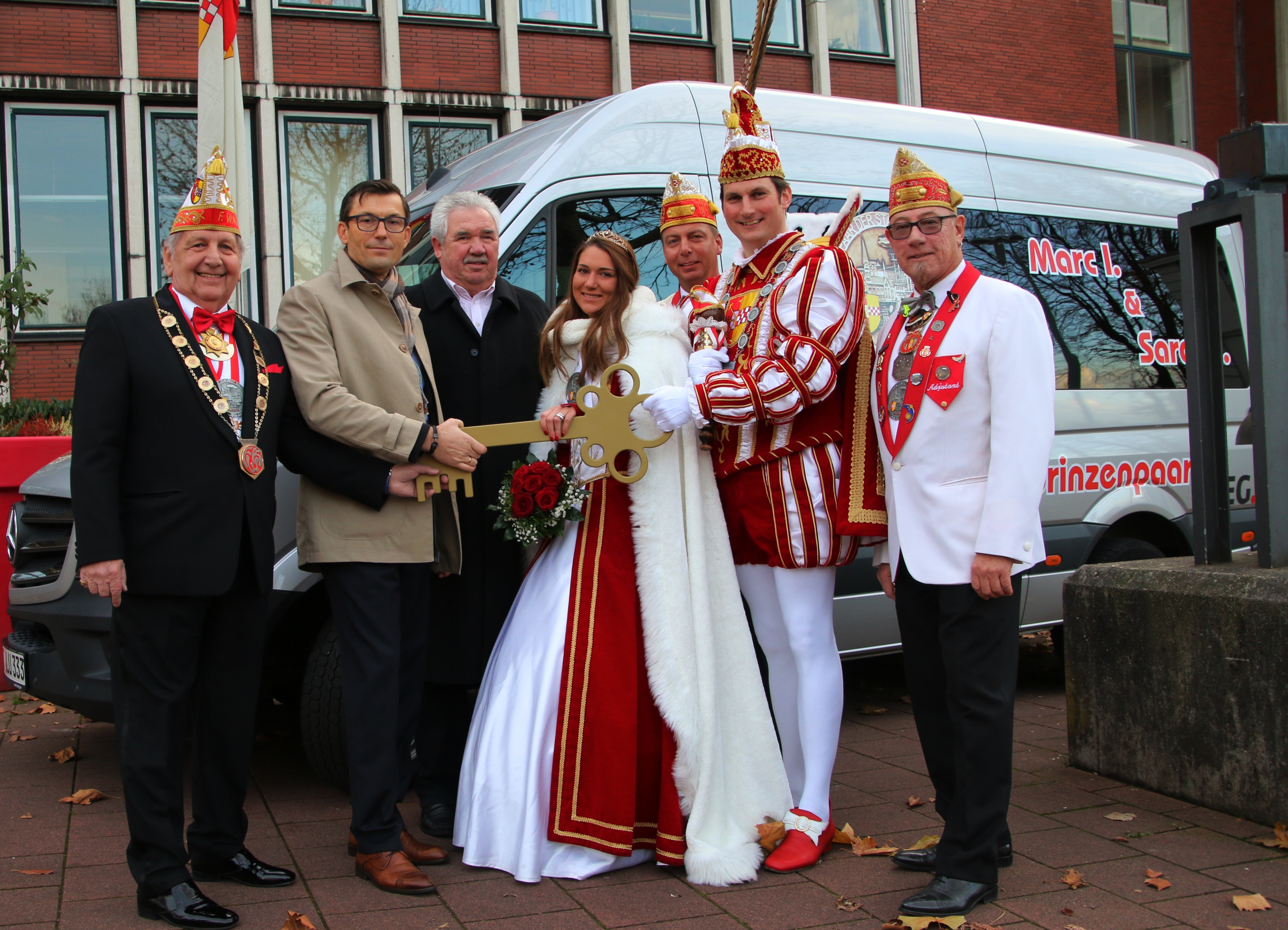 ( links ) Präsident Franz Seidl vom Festausschuss Wattenscheder Karneval e.V.,
Peter Murek und Theo Sesterhenn / Mercedes Lueg, Prinzessin Sarah I. Markhoff, Adjutant Karsten Vesely, Prinz Marc I. Westerhoff, Adjutant Reinhard Schäfer, vor dem Rathaus in Wattenscheid.