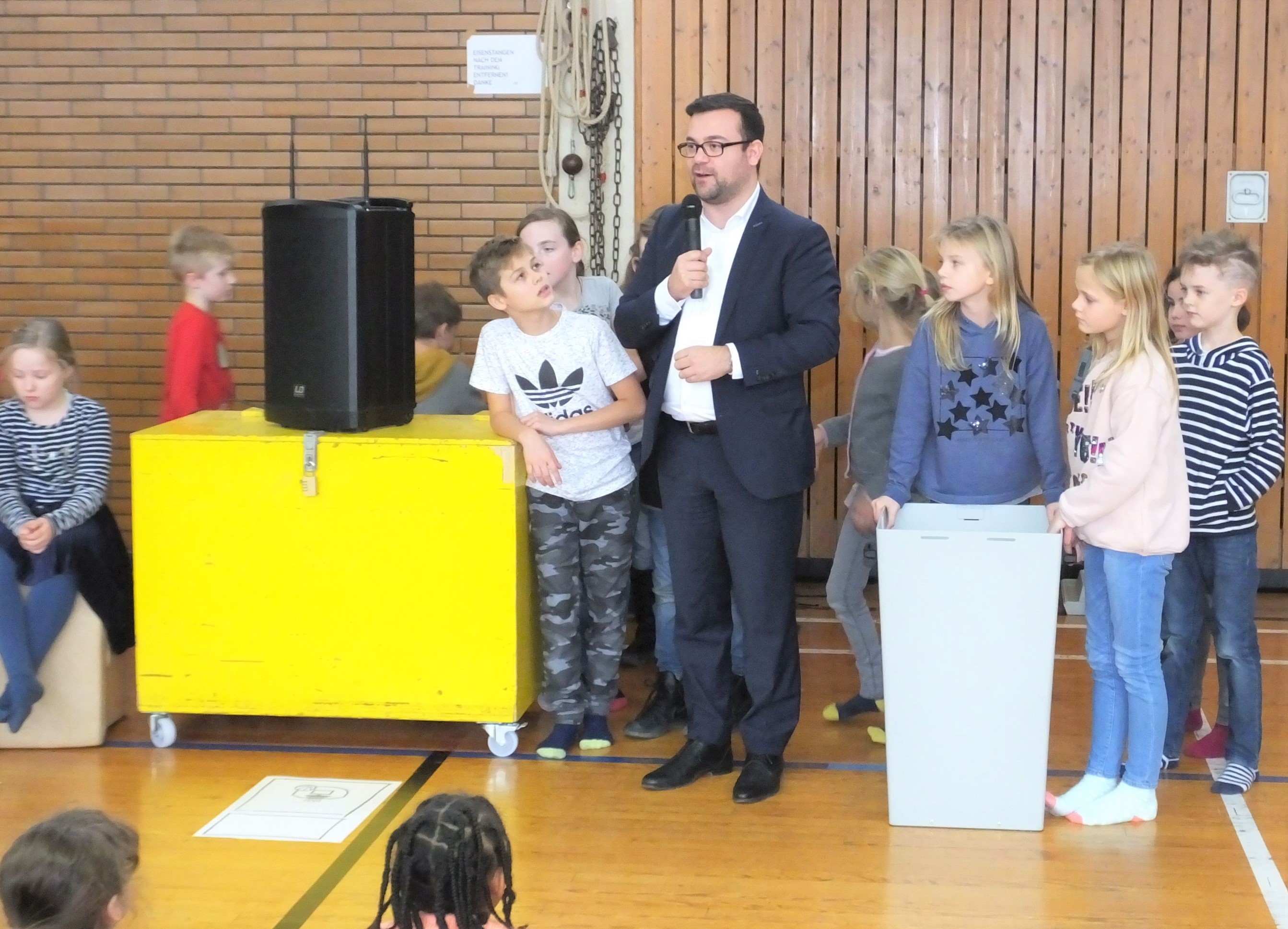 Bürgermeister Dimitrios Axourgos bei der Vorstellung der Ergebnisse.