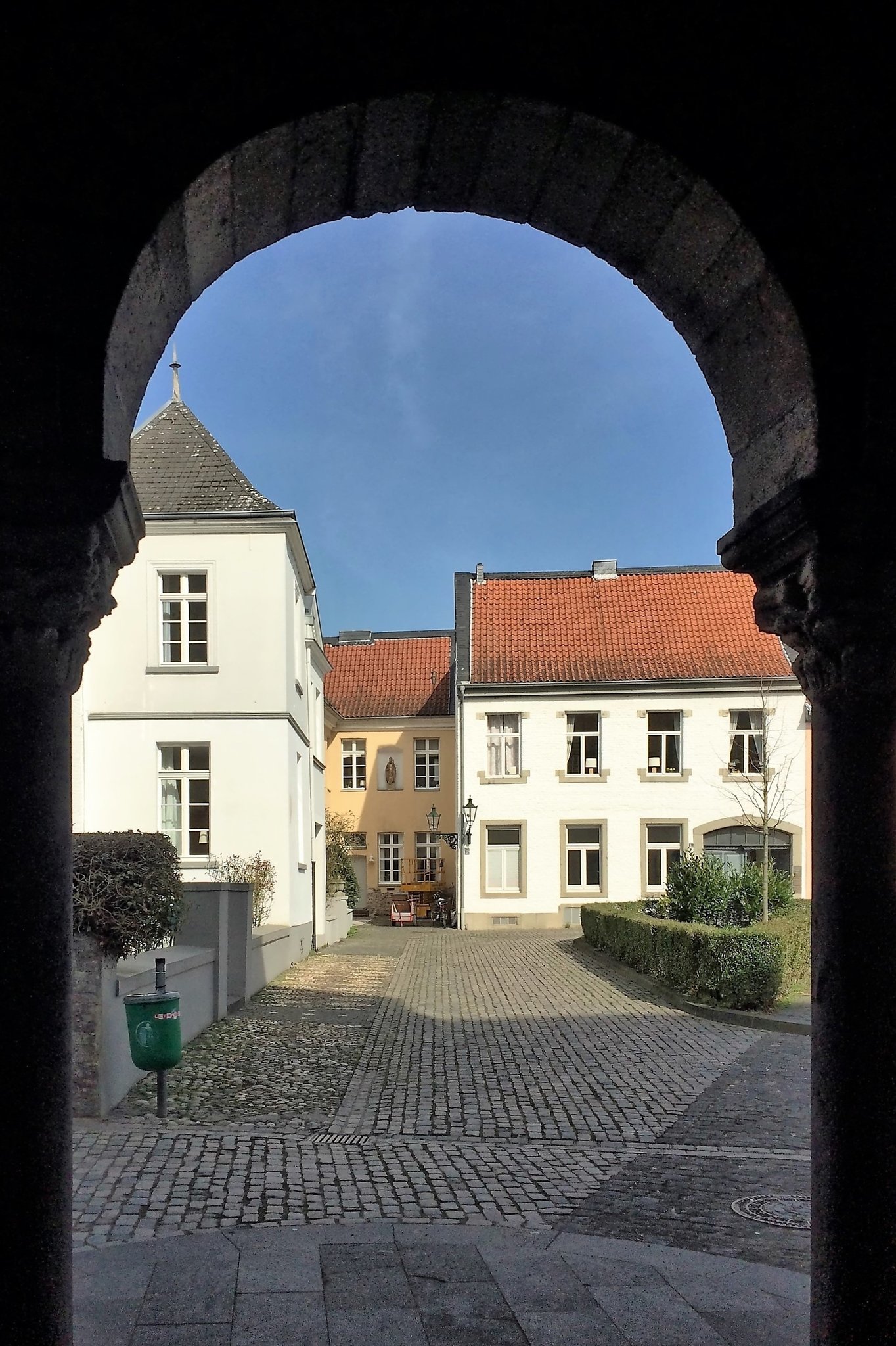 Düsseldorf-Kaiserswerth ist immer eine Reise wert. Hier zu sehen: der Stiftsplatz.