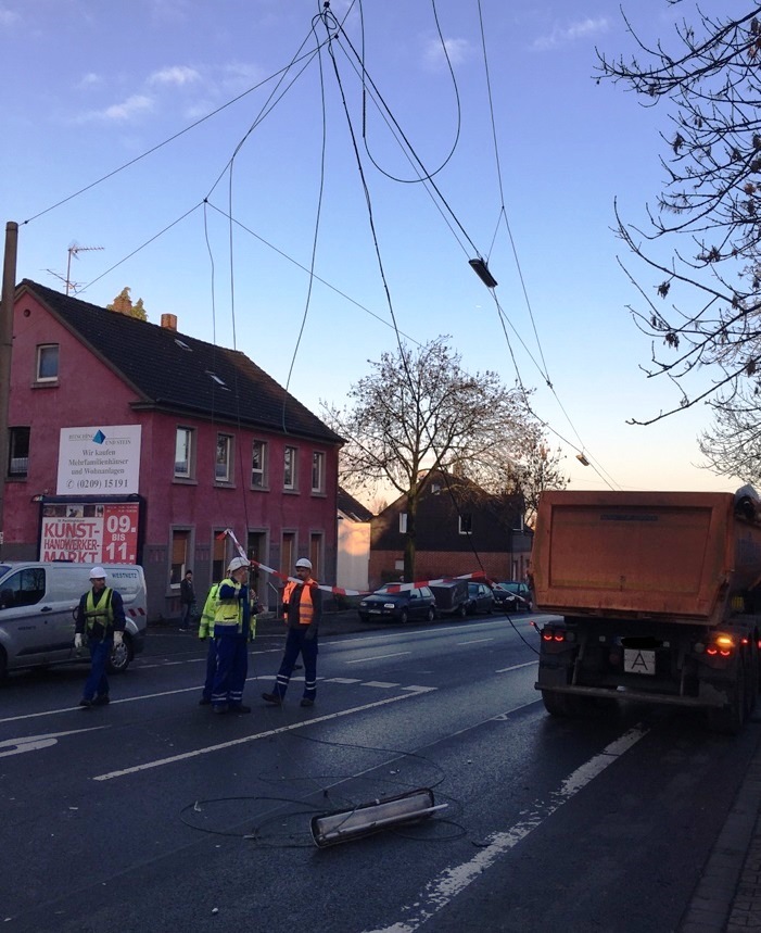 Westnetz-Mitarbeiter vom Netzbereich Castrop-Rauxel bei der Erstsicherung der Seilanlage auf der Wittener Straße. Bildquelle: Westnetz