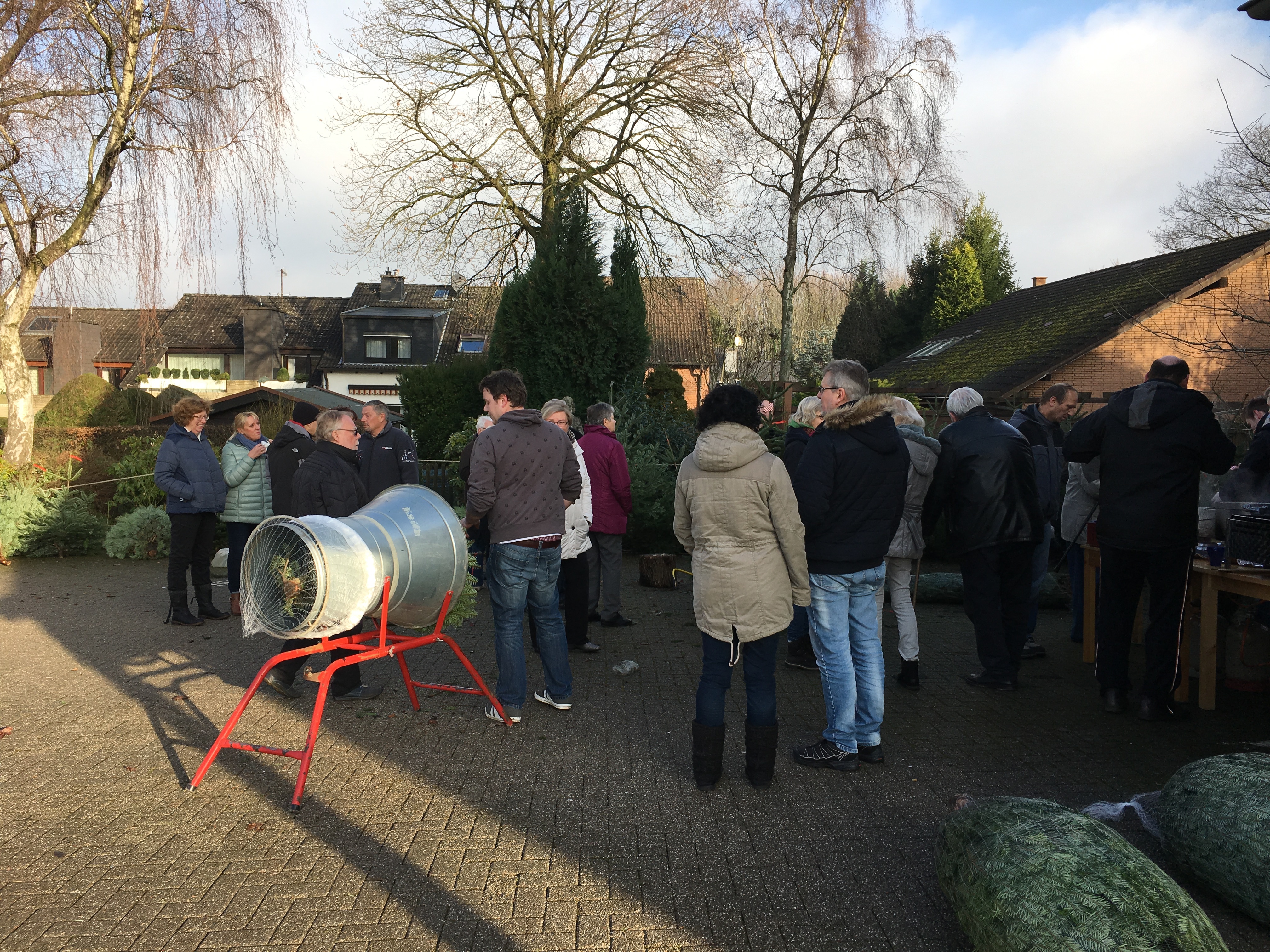 Gut besuchter Weihnachtsbaumverkauf der Pfadfinder in 2017 auf dem Kirchplatz An der Windecke in Grundschöttel