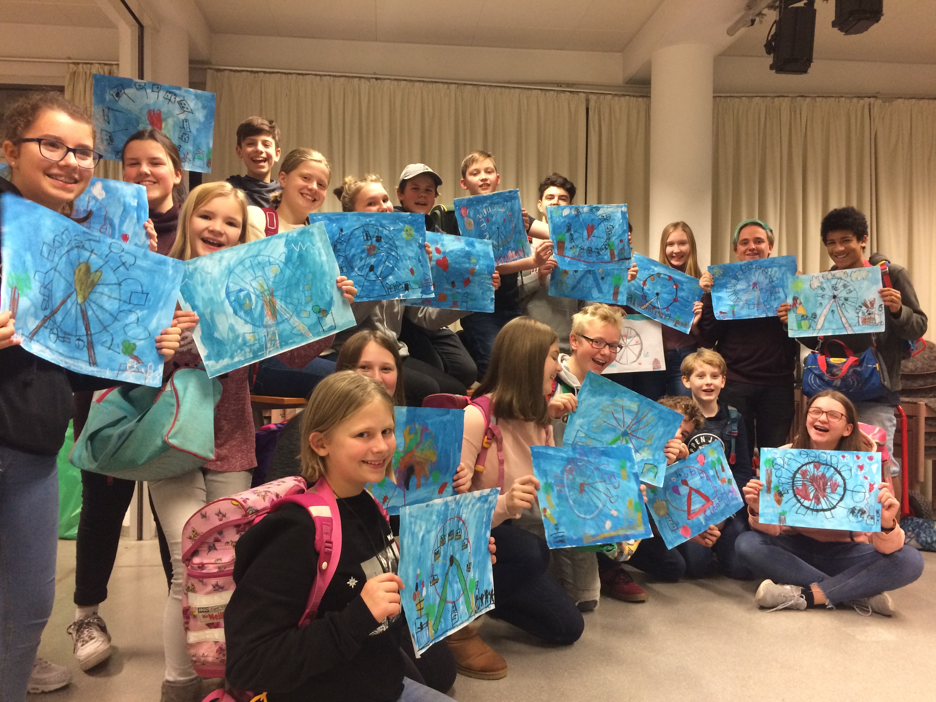 Großer Jubel bei den Kindern der Armin Maiwald Schule in Monheim. Ihre Bilder schmücken die Bühne die Blinklichter.