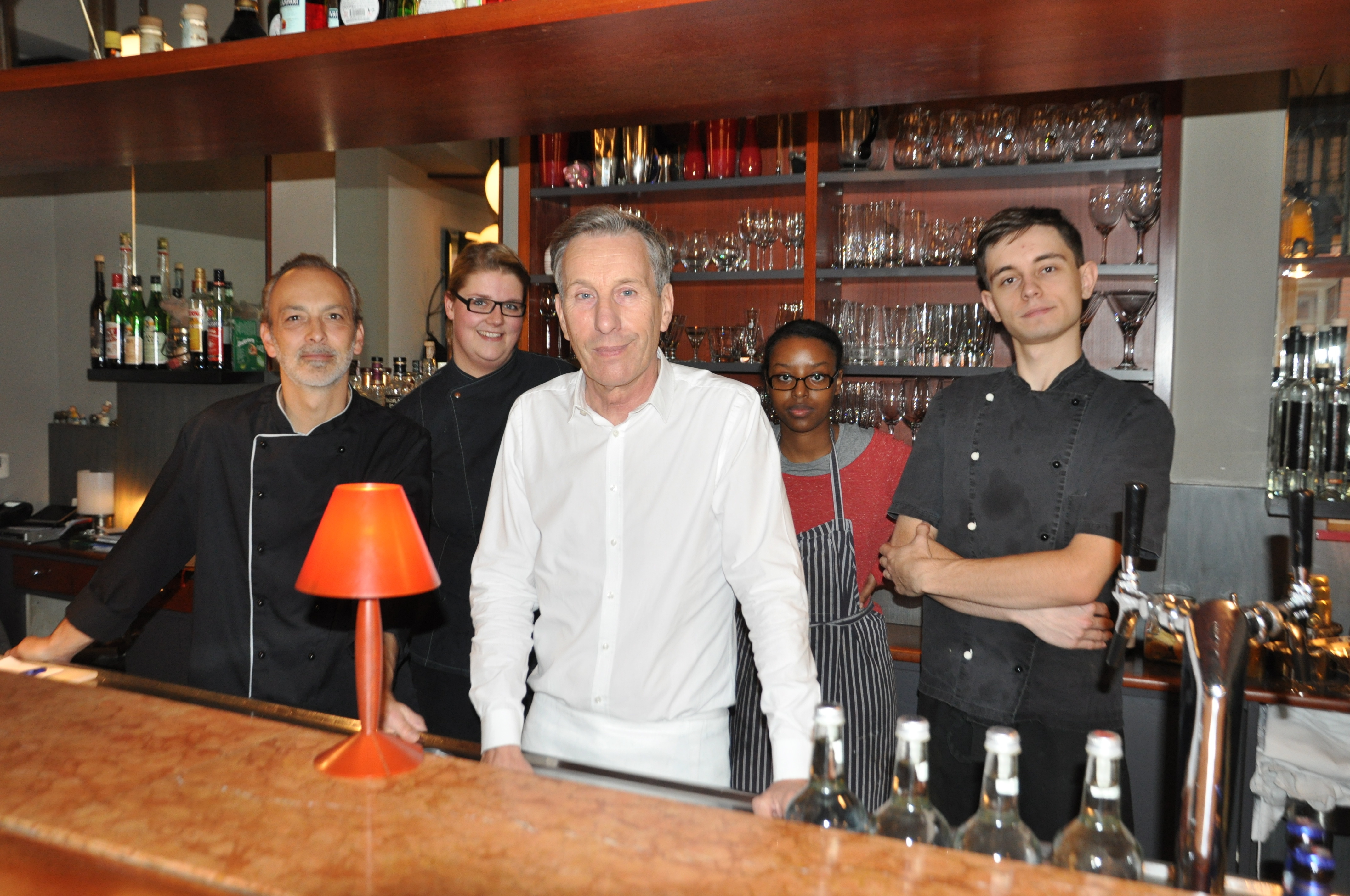Michael Kurlbaum (Mitte) arbeitet mit einem eingespielten Team um den langjährigen Küchenchef Detlev Hufschmidt (l.) zusammen. Foto: Michael Köster