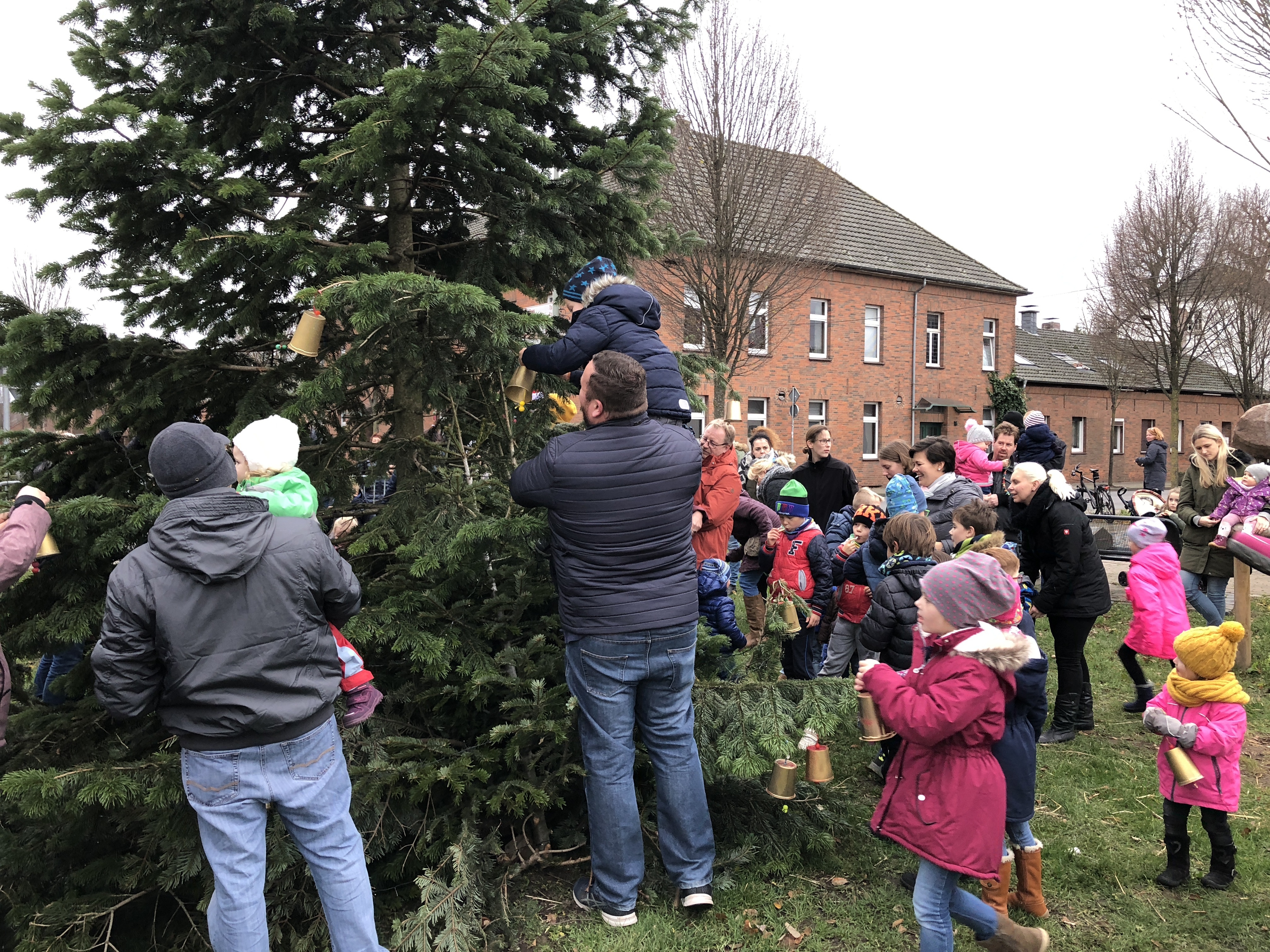 Die Kinder der Millinger Kindergärten schmückten den Tannenbaum.