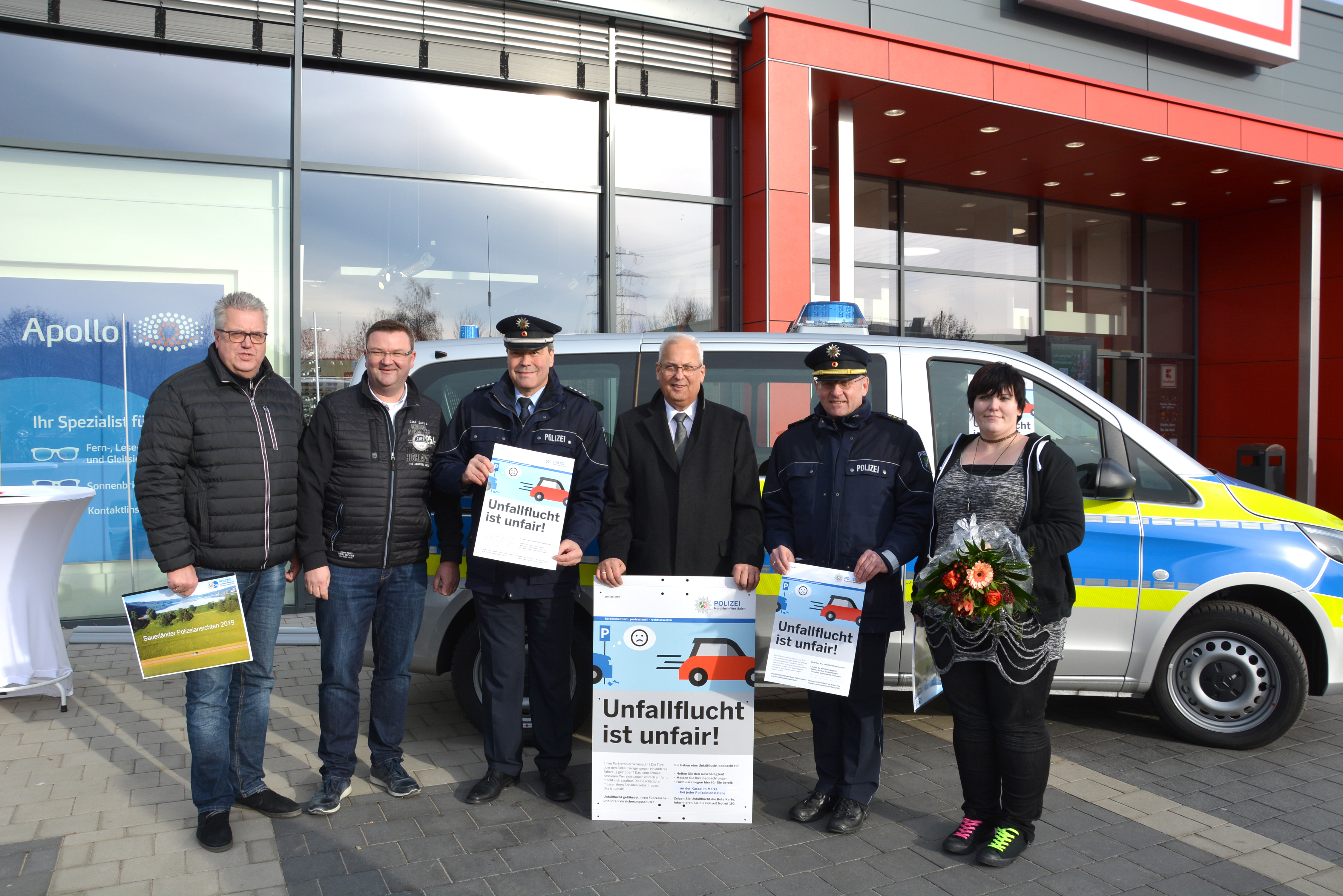 Mit einer Kampagne will die Polizei das Thema Unfallflucht jetzt verstärkt ins Bewusstsein rücken. Landrat Dr. Karl Schneider (3.v.r.), HSK-Polizeidirektor Klaus Bunsen (2.v.r.) und Gregor Mertens (Leiter Direktion Verkehr) stellten die Aktion im Beisein von Stephanie Trompeter, Kaufland-Marktleiter Dirk Breiken (2.v.l) und Ralf Schilde (Versicherung, l.) vor. Fotos: Diana Ranke