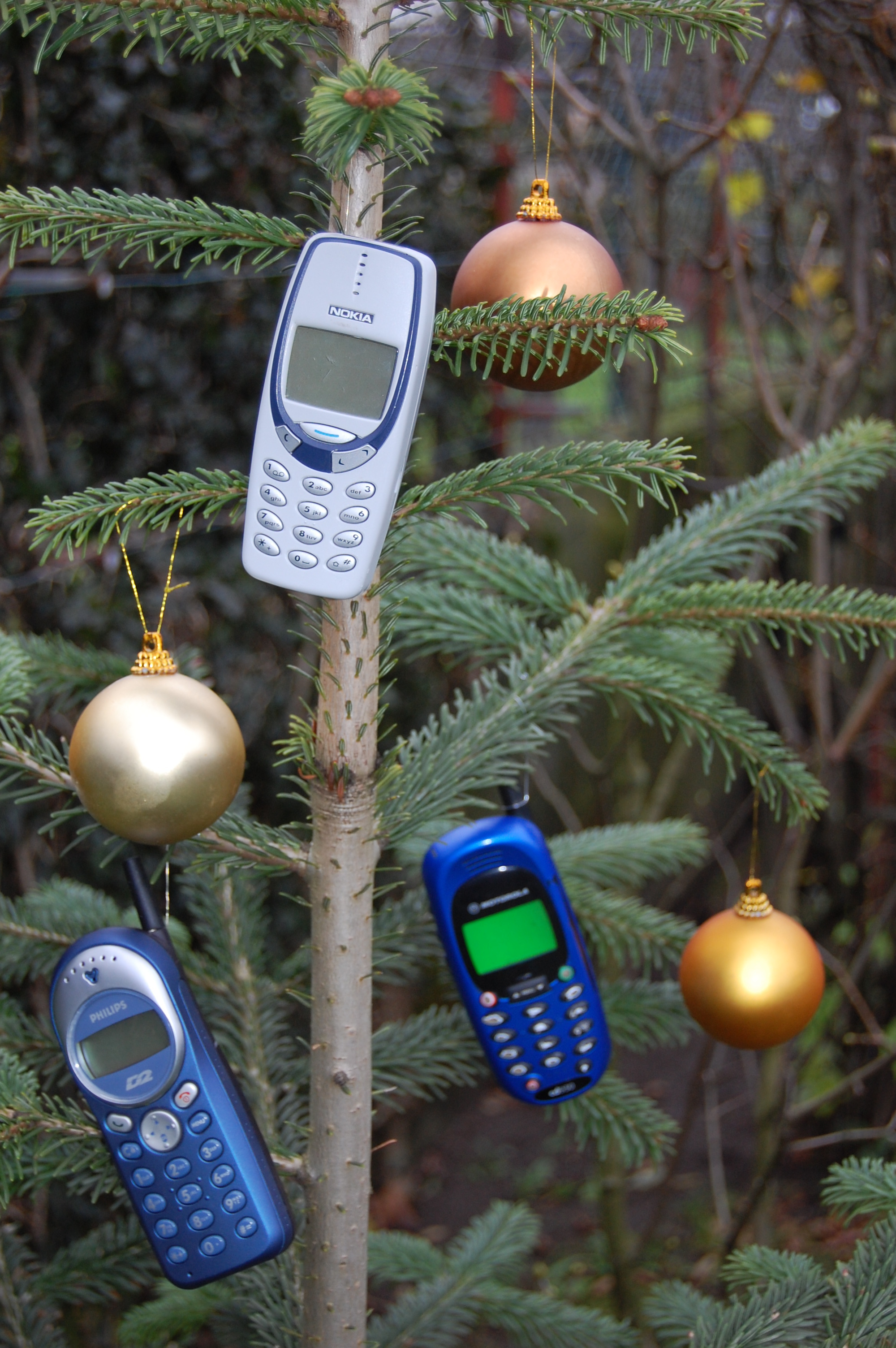 Mobiltelefone am Weihnachtsbaum