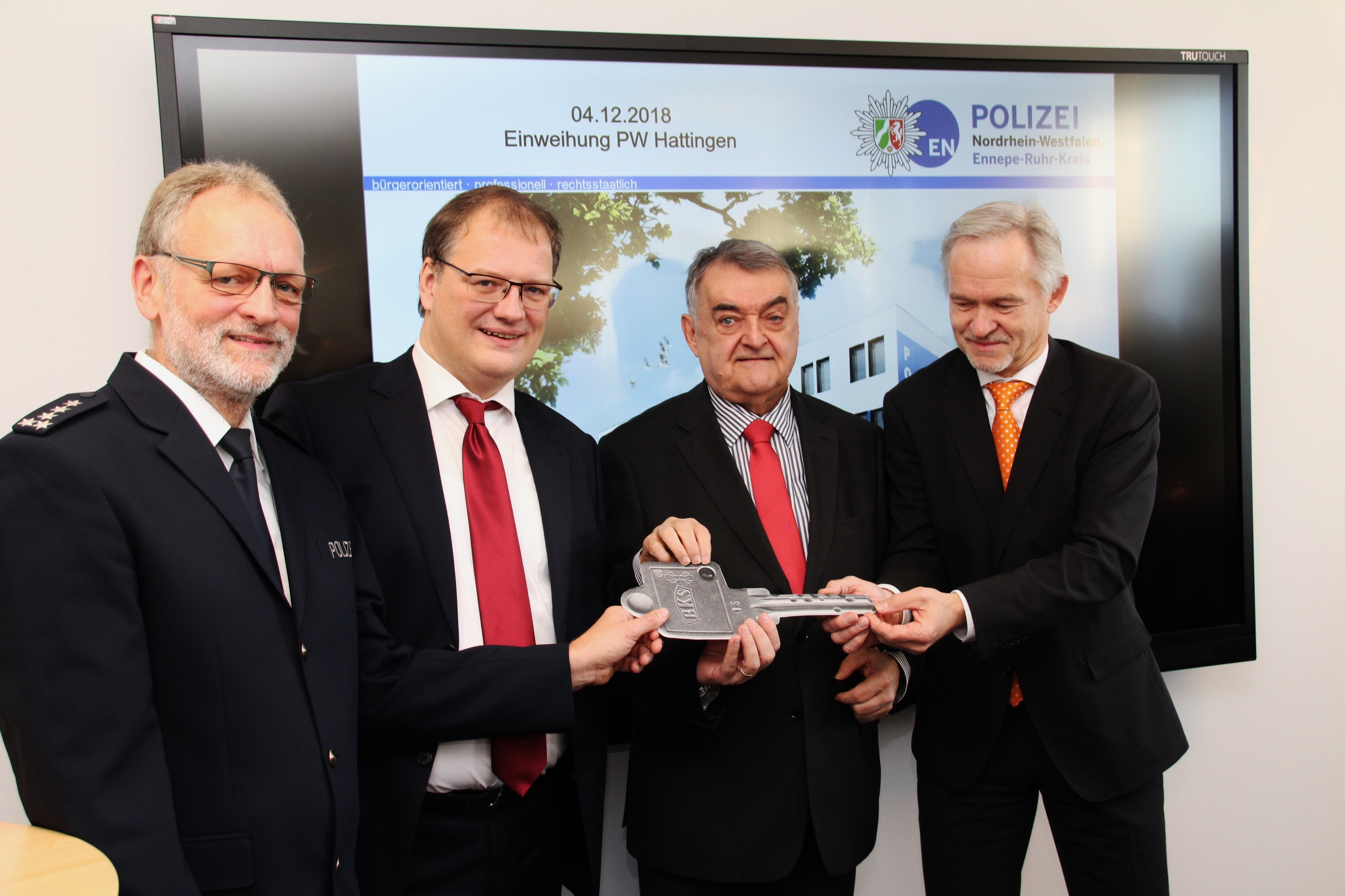 Symbolische Schlüsselübergabe an Markus Faßbender (li.), den Polizeichef von Hattingen. Daneben Landrat Olaf Schade, Innenminister Reul und Direktor Siegfried Fernitz vom Investor Cording Real Estate Group.