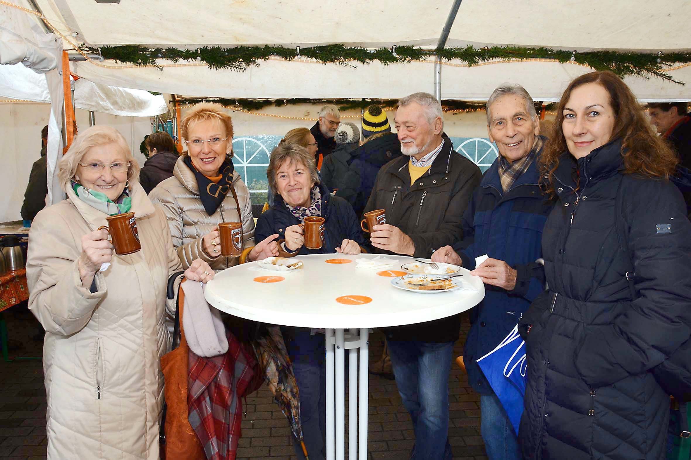 Mit heißem Punsch und in guter Gesellschaft genossen die Besucher den verregneten Christkindlmarkt unter zahlreichen Zeltdächern.