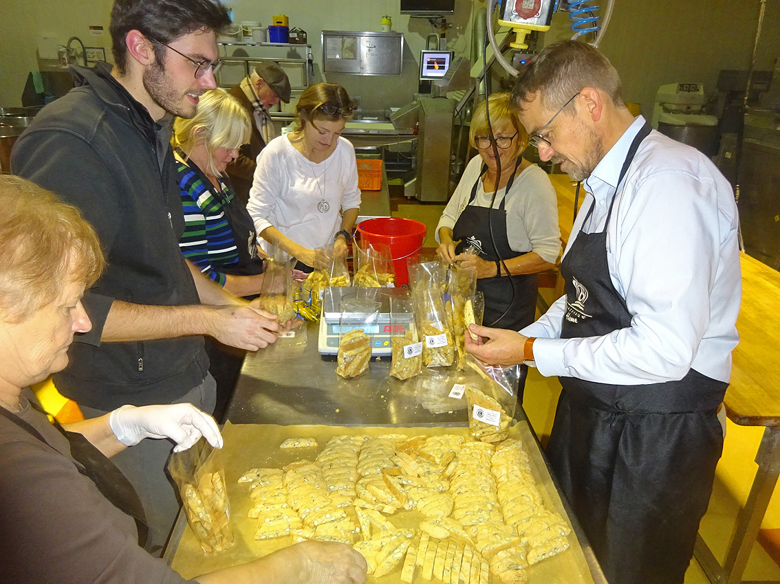 So wird ein Keks draus: Konzentriertes Backen in einem hoch motivierten Team. Foto: Lions Club