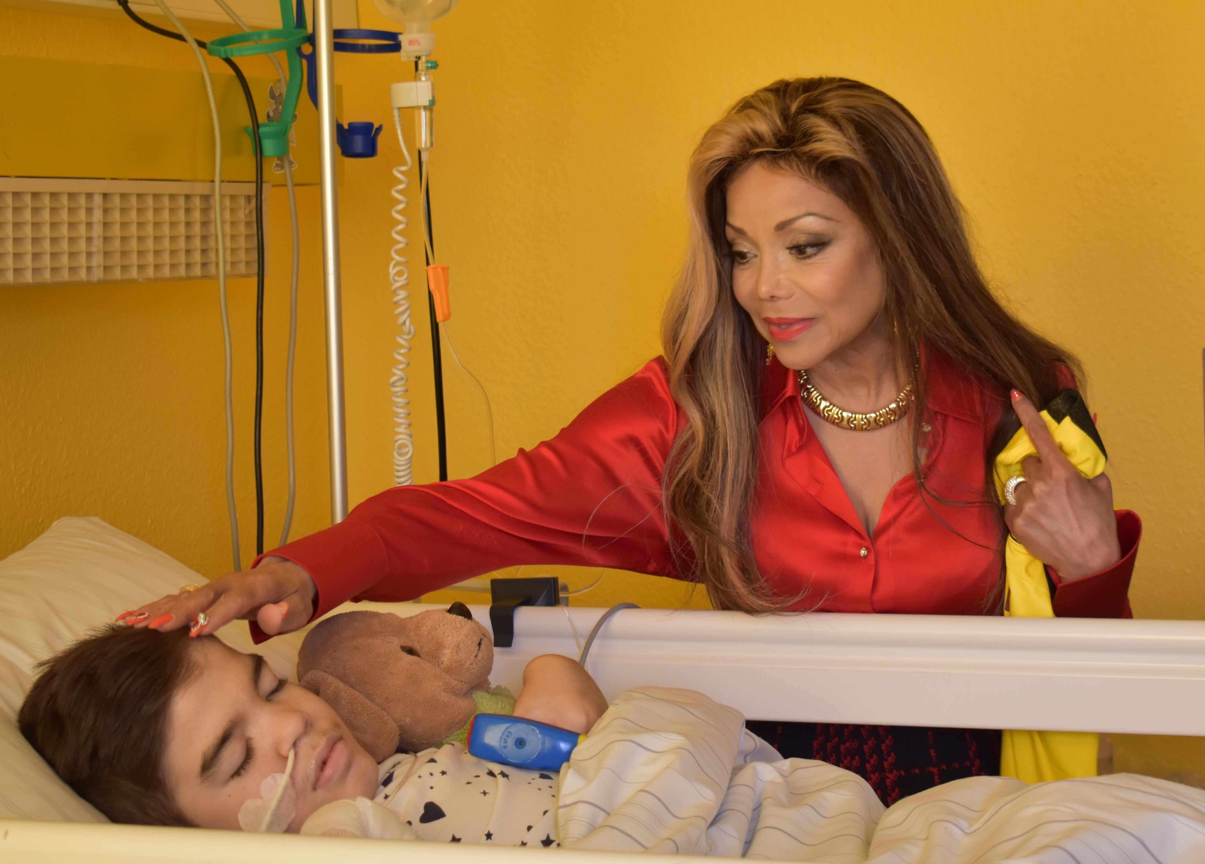 Leon, derzeit mit einer Lungenentzündung in der Klinik für Kinder- und Jugendmedizin, hat von La Toya Jackson ein BVB-Trikot geschenkt bekommen.