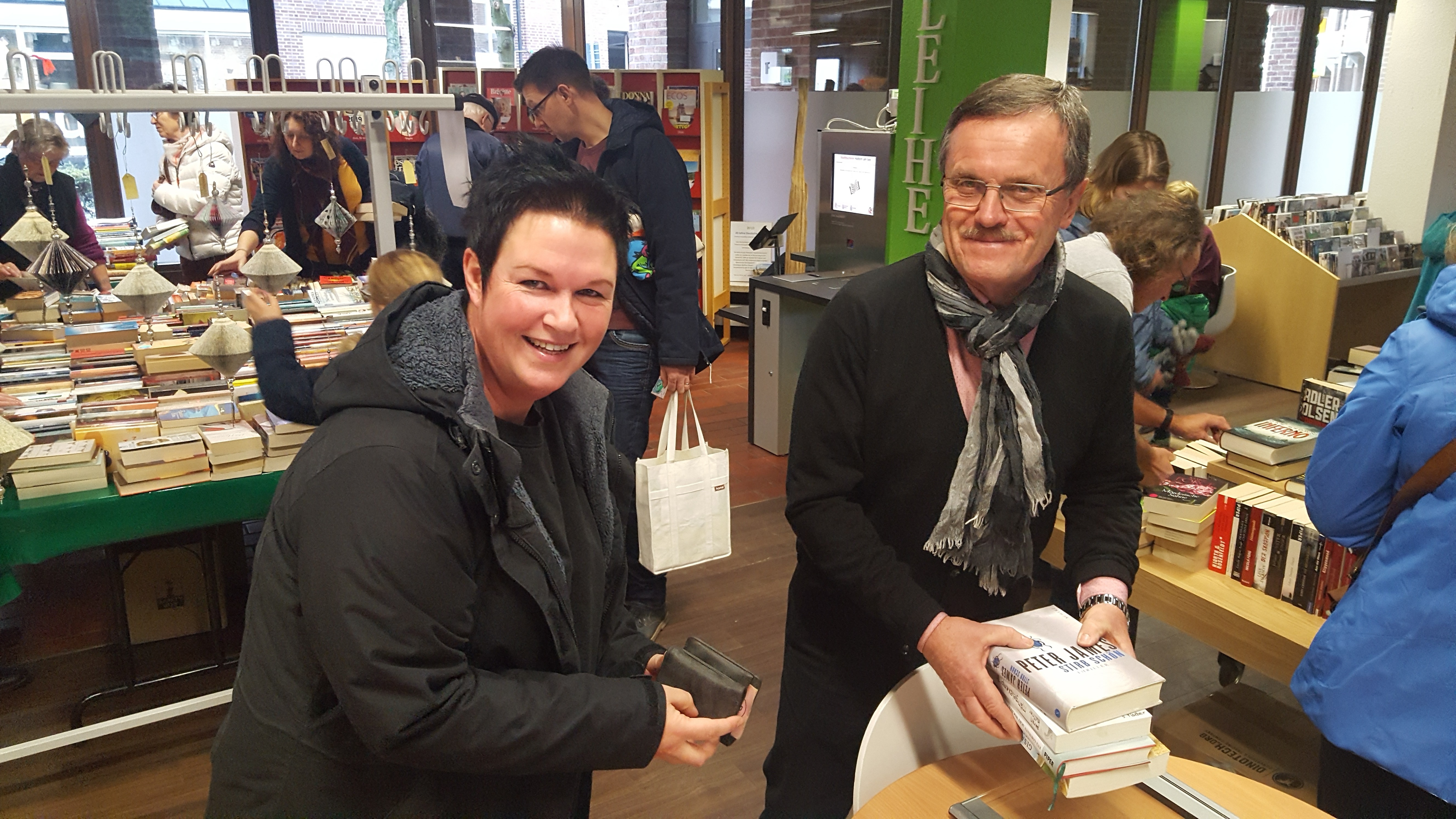 Heike von Gratowski beim ersten Kilokauf mit dem Fördervereinsmitglied Heinrich Wiengarten.